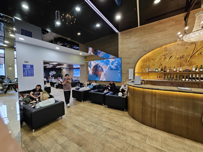 Фотография рекламного носителя, тип: Видеоэкран, адрес: Аэропорт «Пулково», Пулковское ш., д.41, Санкт-Петербург, Россия. Сторона/вариант №1404443