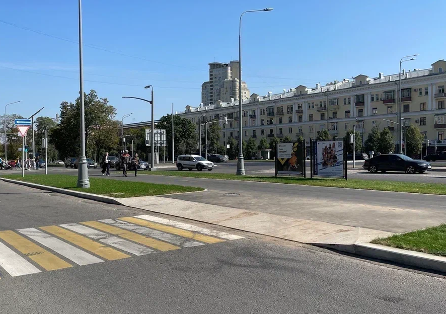 Фотография рекламного носителя, тип: Афиша 1.75x1.8, адрес: Университетский пр-т., д.1, поз.3, стенд 2, Москва, Россия. Сторона B №1383534