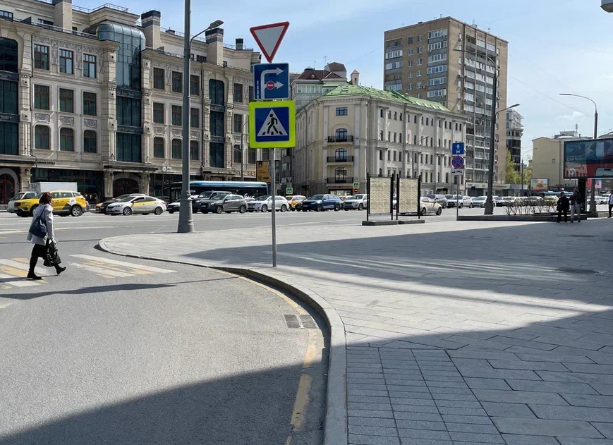 Фотография рекламного носителя, тип: Афиша 1.75x1.8, адрес: Якиманка Большая ул., д.22, стенд 1, Москва, Россия. Сторона B №619985