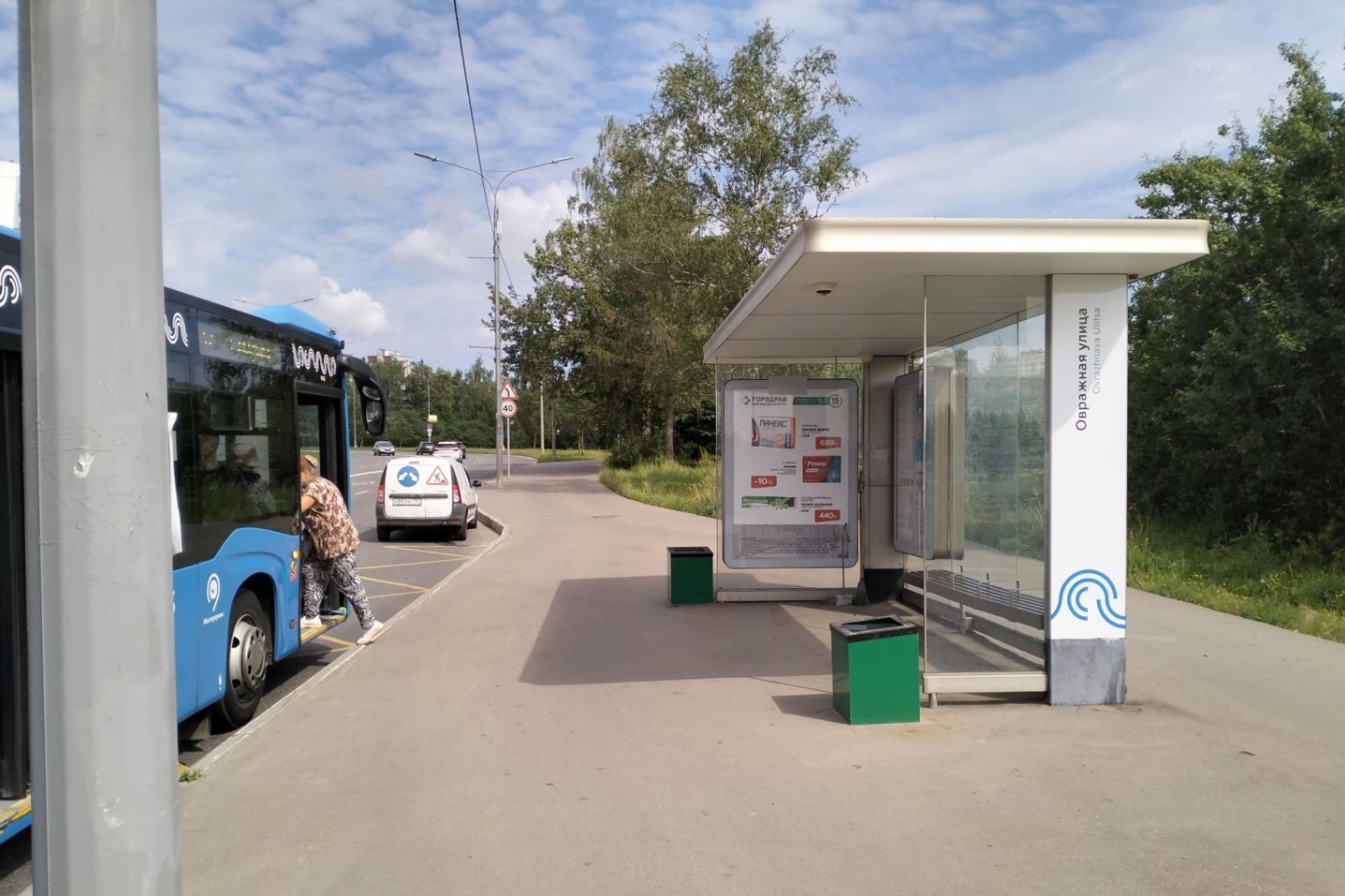 Фотография рекламного носителя, тип: Остановка 1.8x1.2, адрес: Летчицы Тарасовой ул., корп.2044, Зеленоград, Москва, Россия. Сторона А №950268