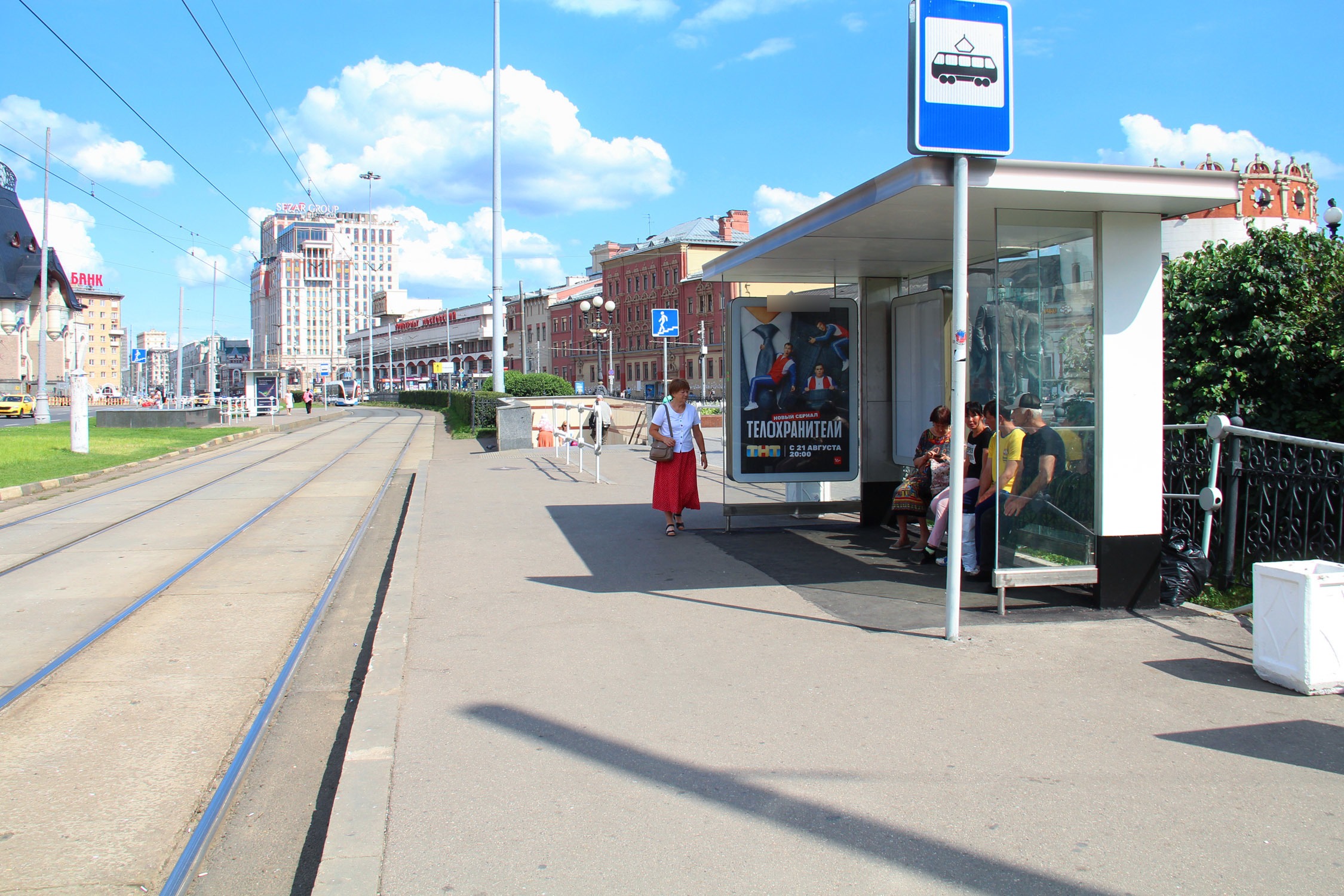 Фотография рекламного носителя, тип: Остановка 1.8x1.2, адрес: Комсомольская пл., ост. Комсомольская пл. - Универмаг Московский, поз.2, Москва, Россия. Сторона А №580004