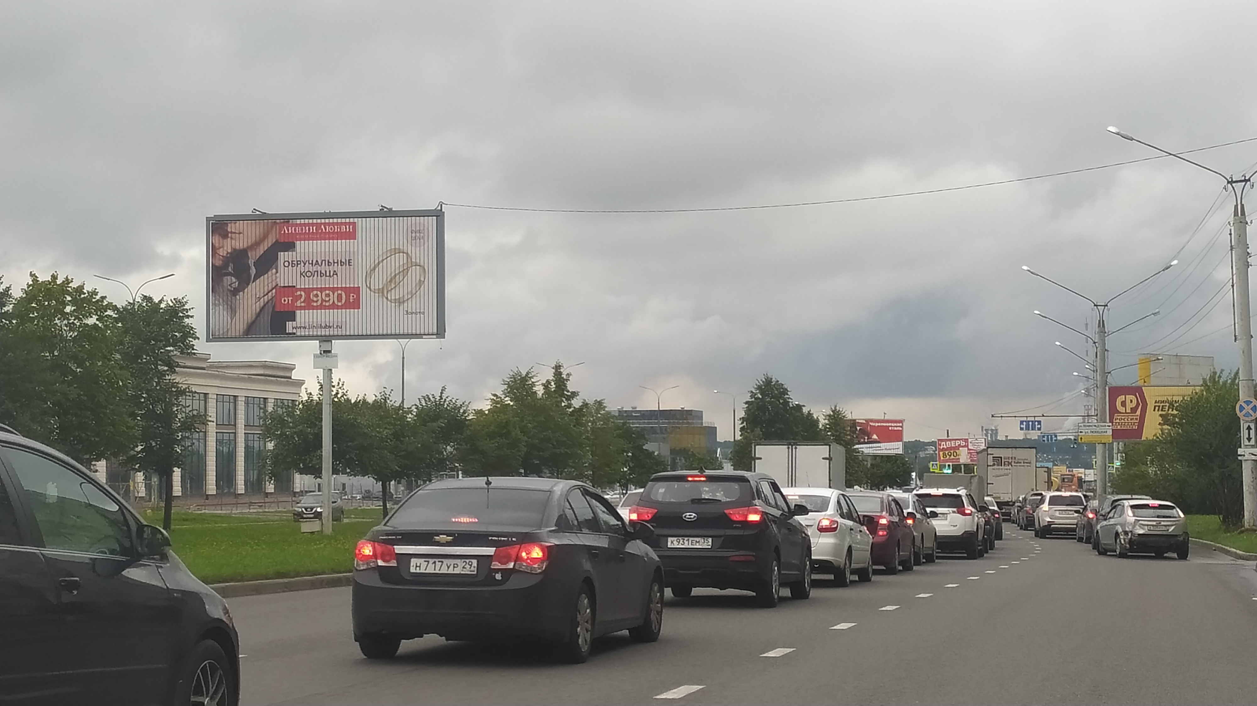 Фотография рекламного носителя, тип: Билборд 3x6, адрес: Октябрьский пр-т., д.37, Череповец, Вологодская область, Россия. Сторона А1-А3 №462766