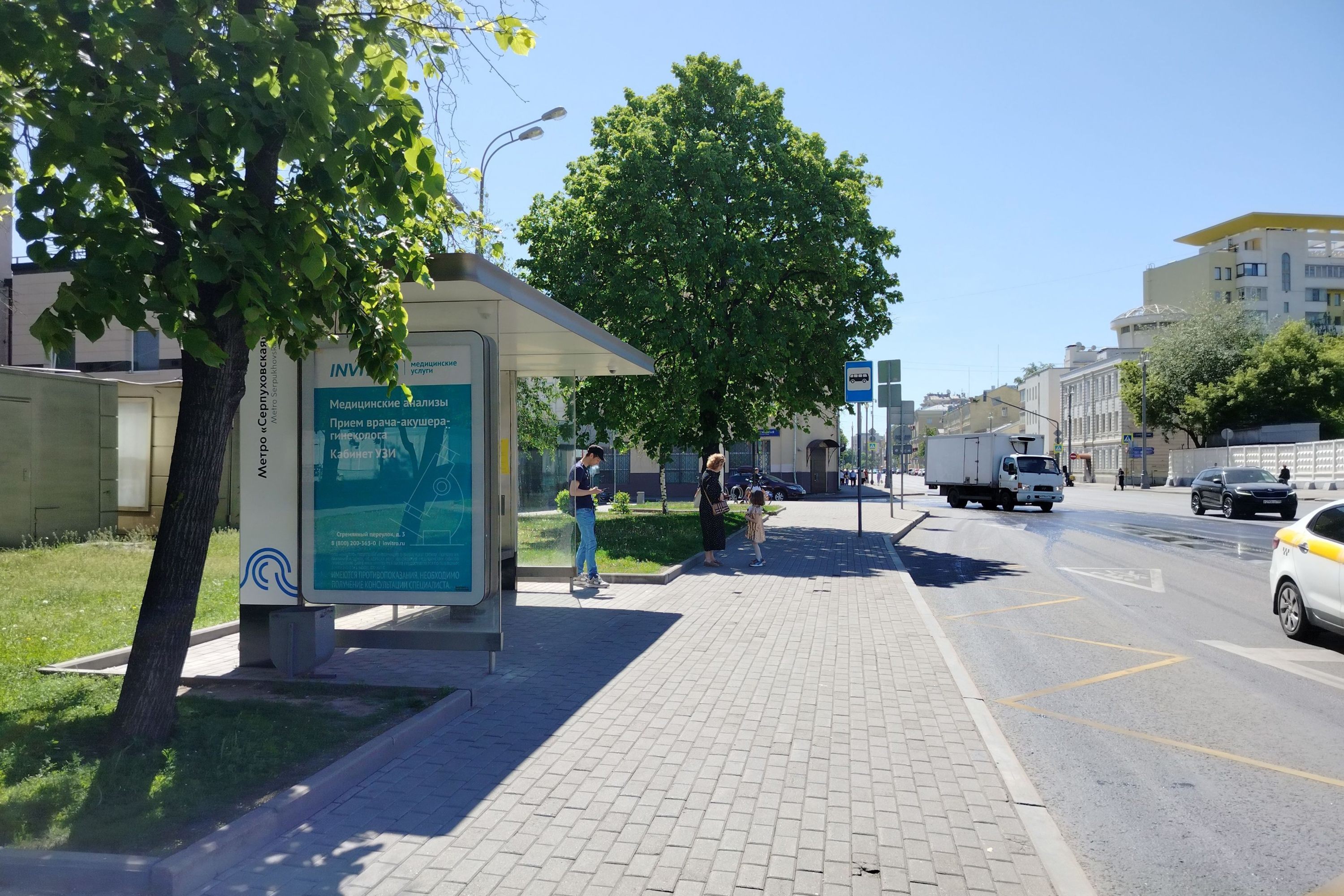 Фотография рекламного носителя, тип: Остановка 1.8x1.2, адрес: Серпуховская Большая ул., д.15, стр.3, поз.2, Москва, Россия. Сторона Б №933898