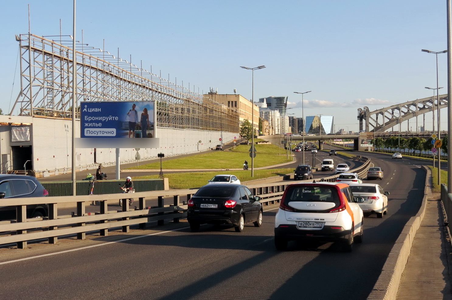 Фотография рекламного носителя, тип: Билборд 3x6, адрес: Малоохтинская наб., въезд на Малоохтинский мост, Санкт-Петербург, Россия. Сторона Б №120857