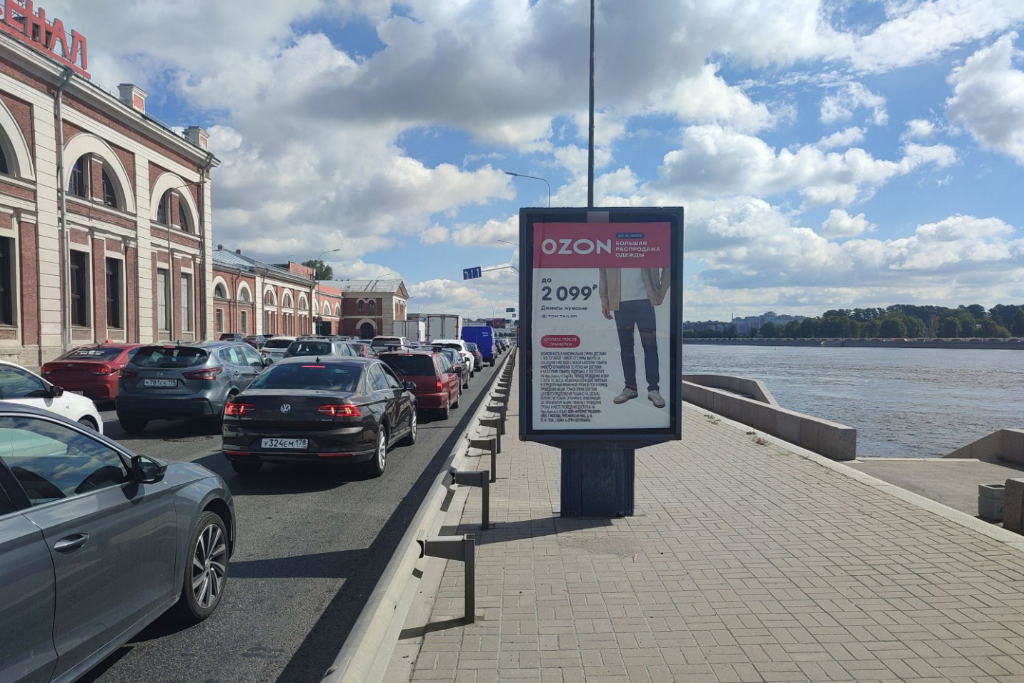 Фотография рекламного носителя, тип: Ситиформат 1.8x1.2, адрес: Арсенальная наб., д.1, поз.1, Санкт-Петербург, Россия. Сторона А №775921