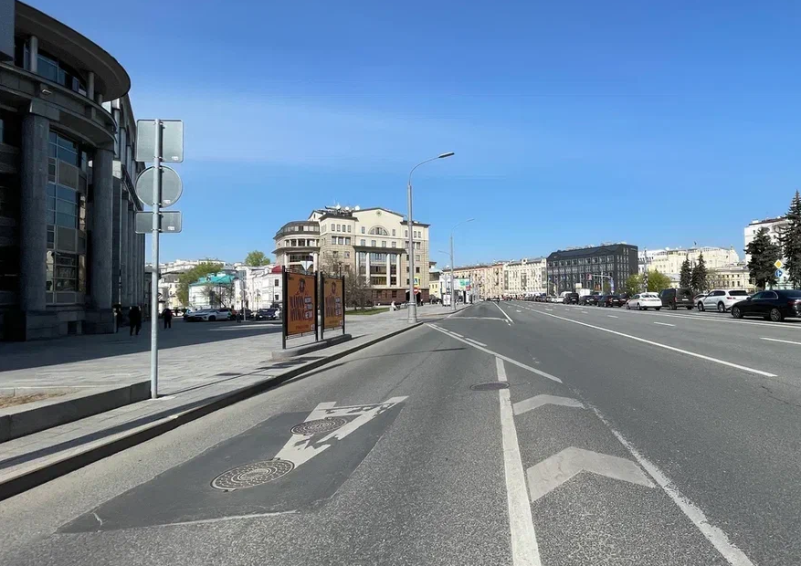 Фотография рекламного носителя, тип: Афиша 1.75x1.8, адрес: Якиманка Большая ул., д.22, стенд 2, Москва, Россия. Сторона A №1384008