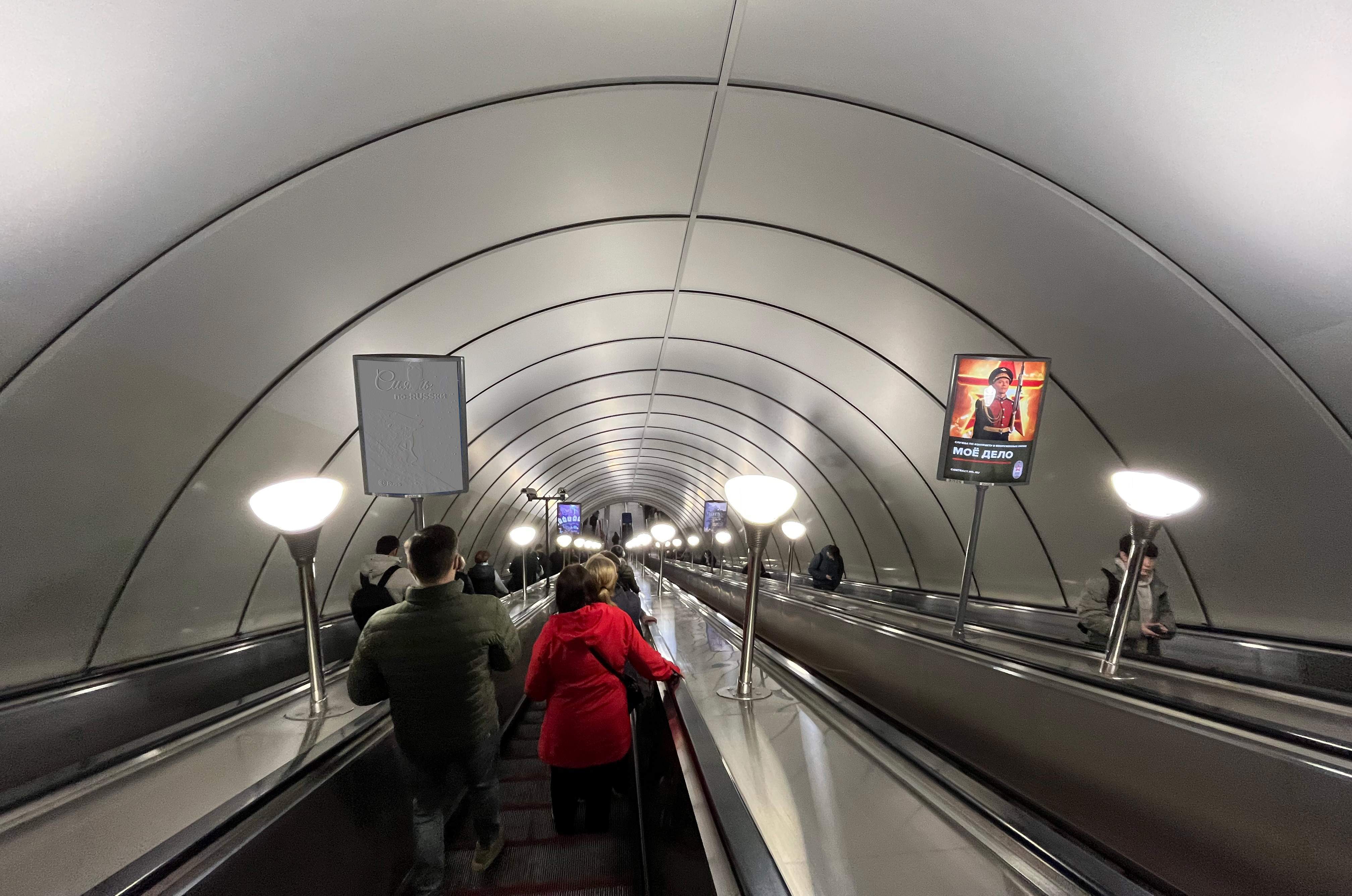 Фотография рекламного носителя, тип: Лайтбокс, адрес: Станция метро «Ладожская», линия Правобережная, Санкт-Петербург, Россия. Сторона/вариант Б №1371505