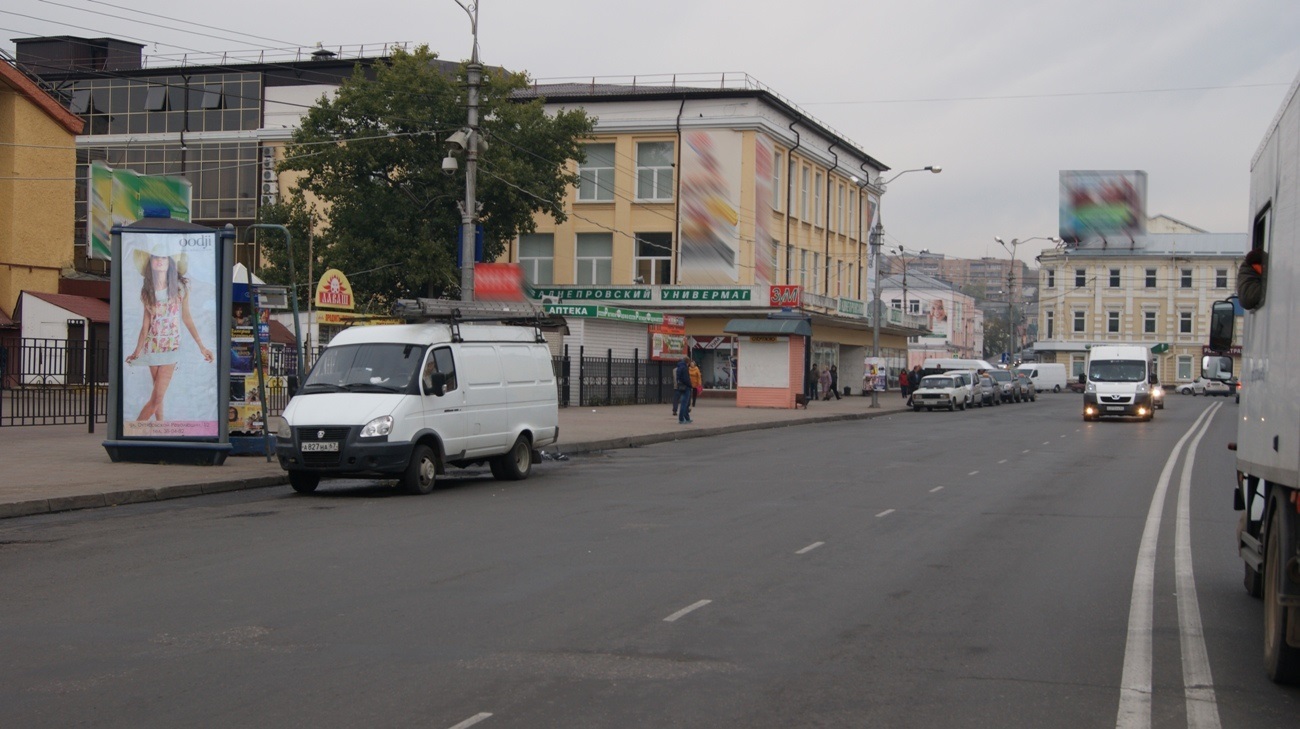Фотография рекламного носителя, тип: Пиллар 3x1.4, адрес: Беляева ул. Х пл-дь у входа в Заднепровский рынок, Смоленск, Смоленская область, Россия. Сторона Б №1327882