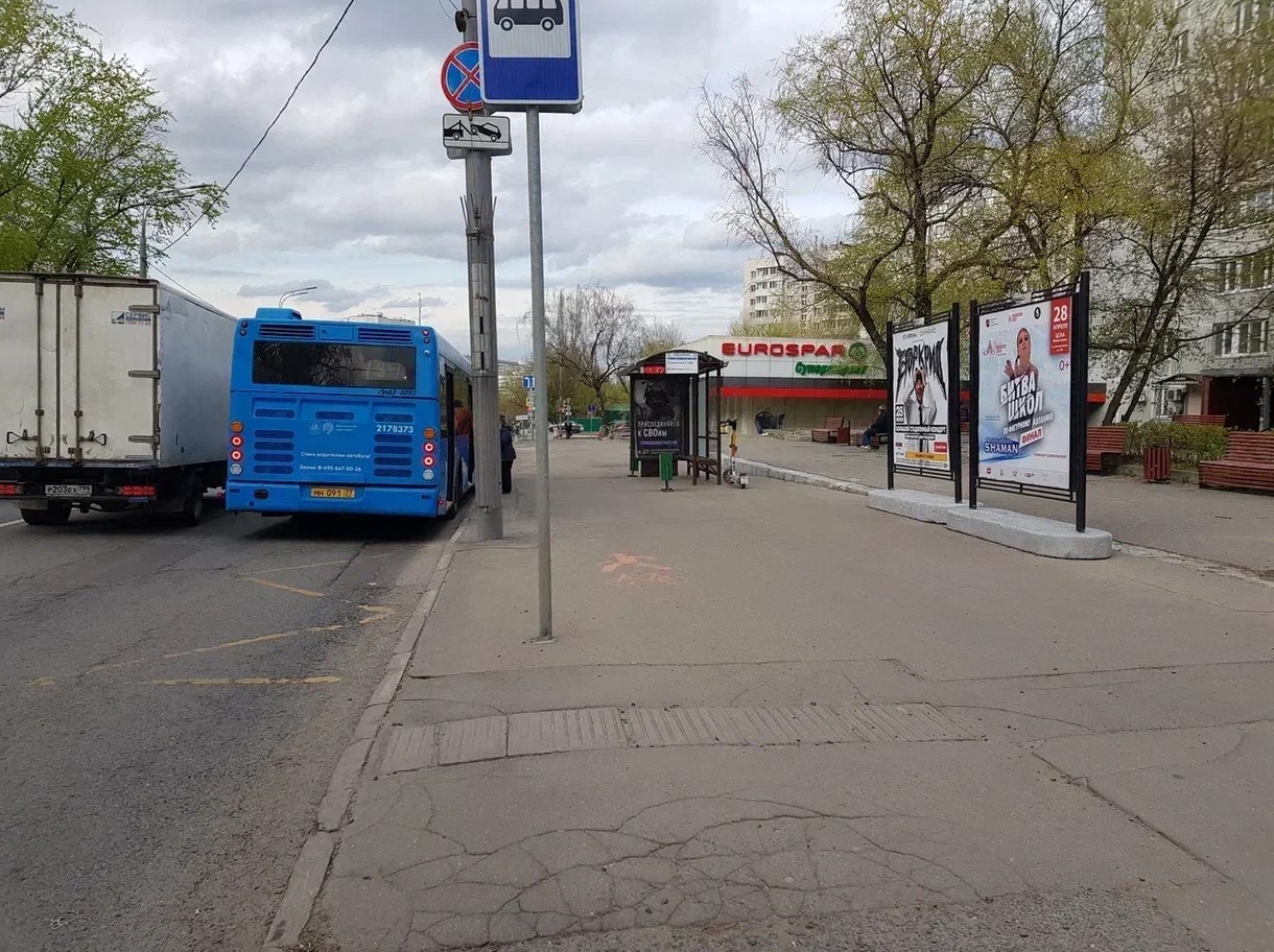 Фотография рекламного носителя, тип: Афиша 1.75x1.8, адрес: Большая Черёмушкинская ул., д.11, корп.3, стенд 2, Москва, Россия. Сторона A №1371182