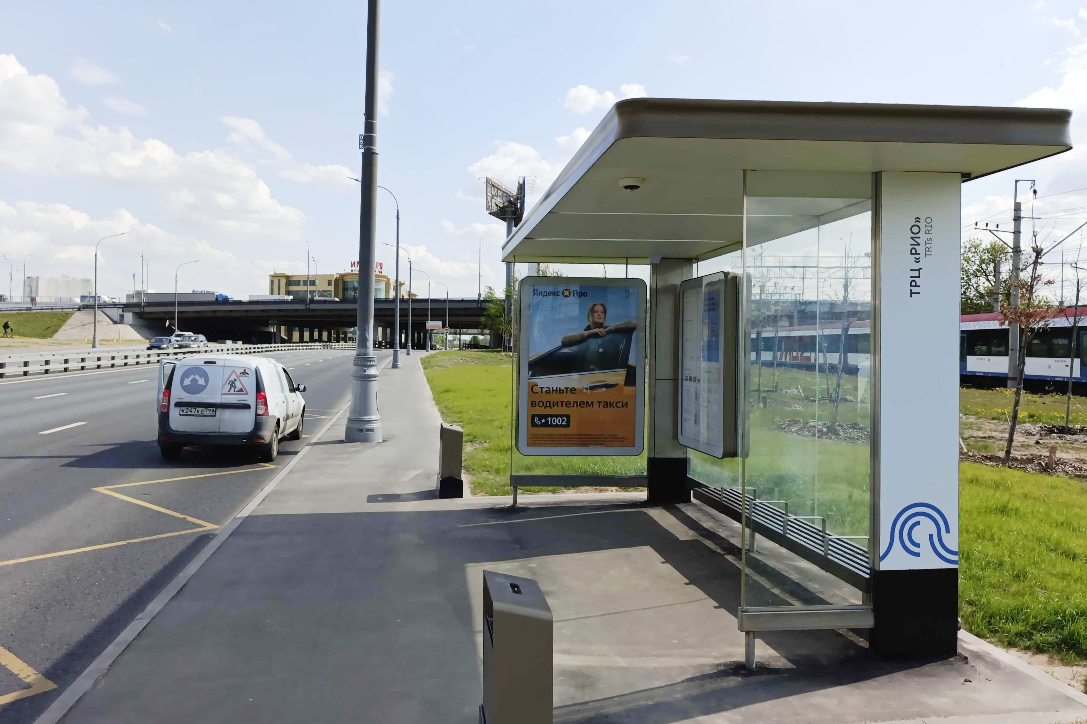 Фотография рекламного носителя, тип: Остановка 1.8x1.2, адрес: Новодачное ш., ост. "ТРЦ "РИО", в центр, Москва, Россия. Сторона А №358737