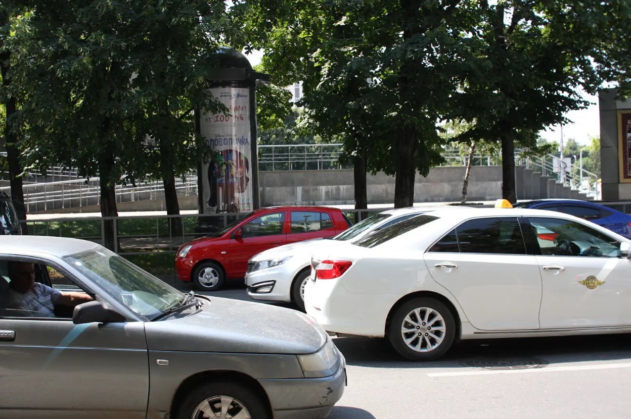 Фотография рекламного носителя, тип: Пиллар 3x1.4, адрес: Театральная пл., д.2, поз.1, Краснодар, Краснодарский край, Россия. Сторона С №1337613