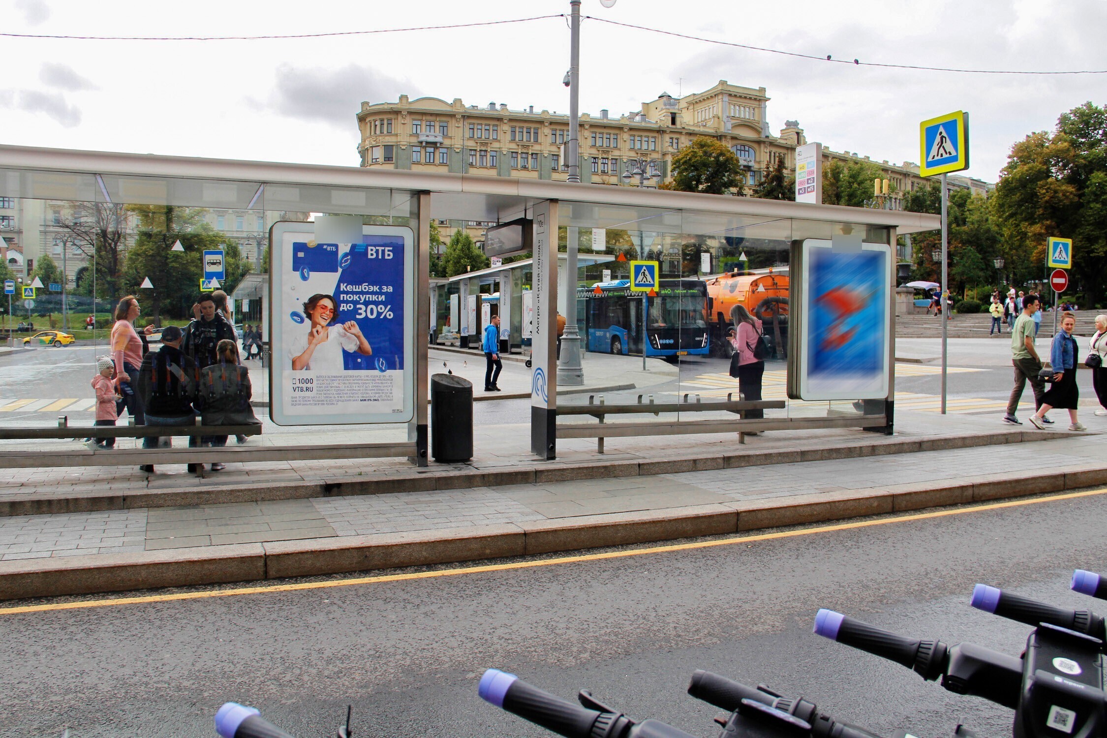 Фотография рекламного носителя, тип: Остановка 1.8x1.2, адрес: Славянская пл., д.2, Москва, Россия. Сторона А1 №578006
