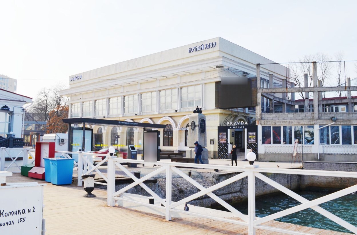 Фотография рекламного носителя, тип: Остановка 1.8x1.2, адрес: Адмирала Клокачева наб., ост. Артбухта, Севастополь, Россия. Сторона А6 №771548