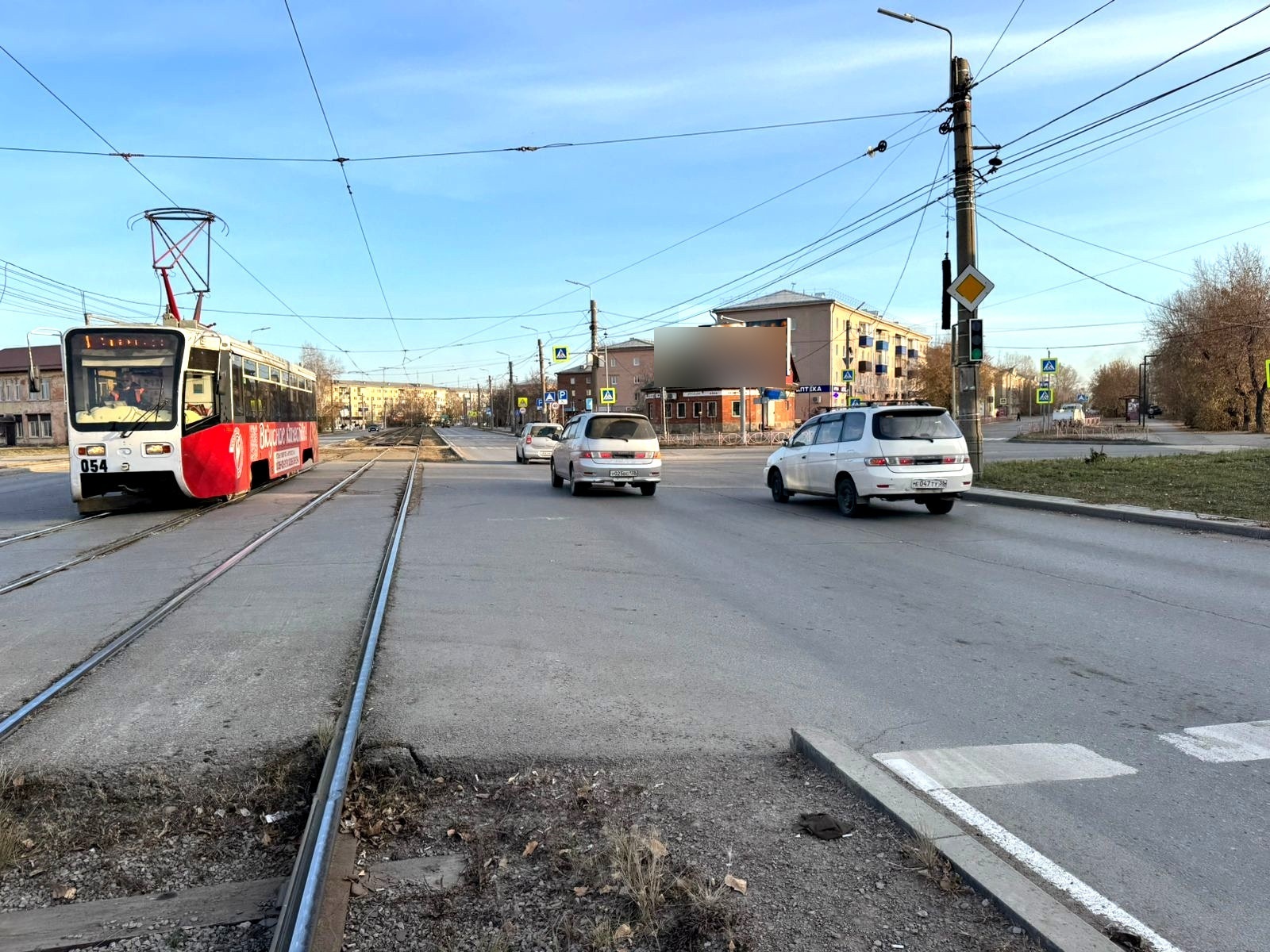 Фотография рекламного носителя, тип: Билборд 3x6, адрес: Энгельса ул. Х Интернациональная ул., Центральный рынок, Иркутская область, Россия. Сторона A2 №1395815