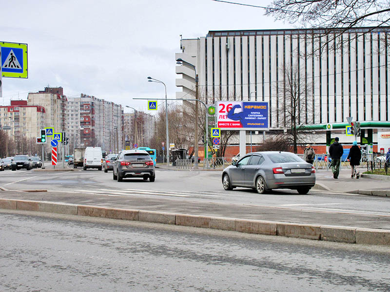 Фотография рекламного носителя, тип: Билборд 3x6, адрес: Уральская ул. Х КИМа пр-т., д.32, Санкт-Петербург, Россия. Сторона A1-А10 №170140