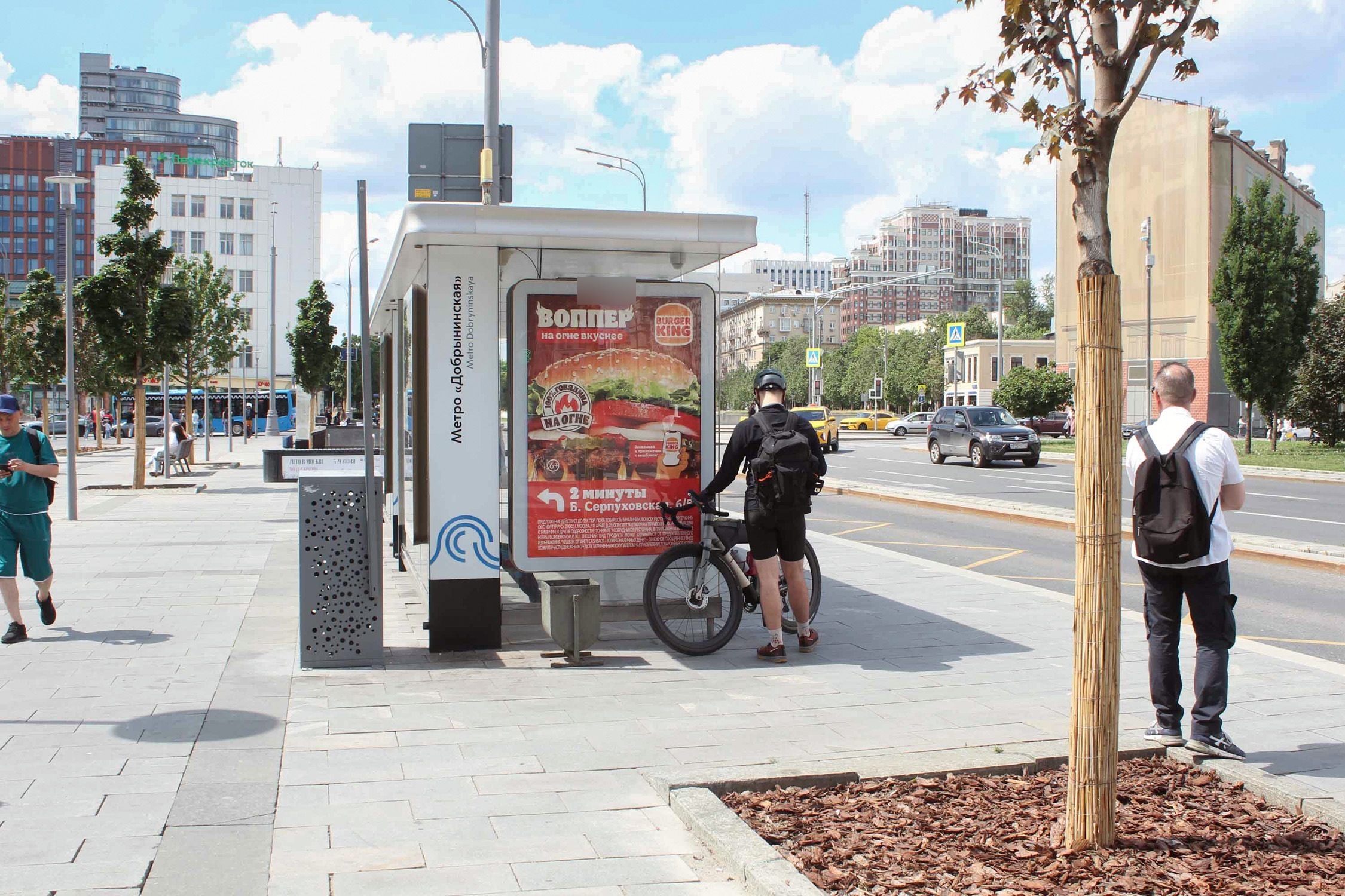 Фотография рекламного носителя, тип: Остановка 1.8x1.2, адрес: Серпуховская пл., ост. метро Добрынинская, Москва, Россия. Сторона Б №582525