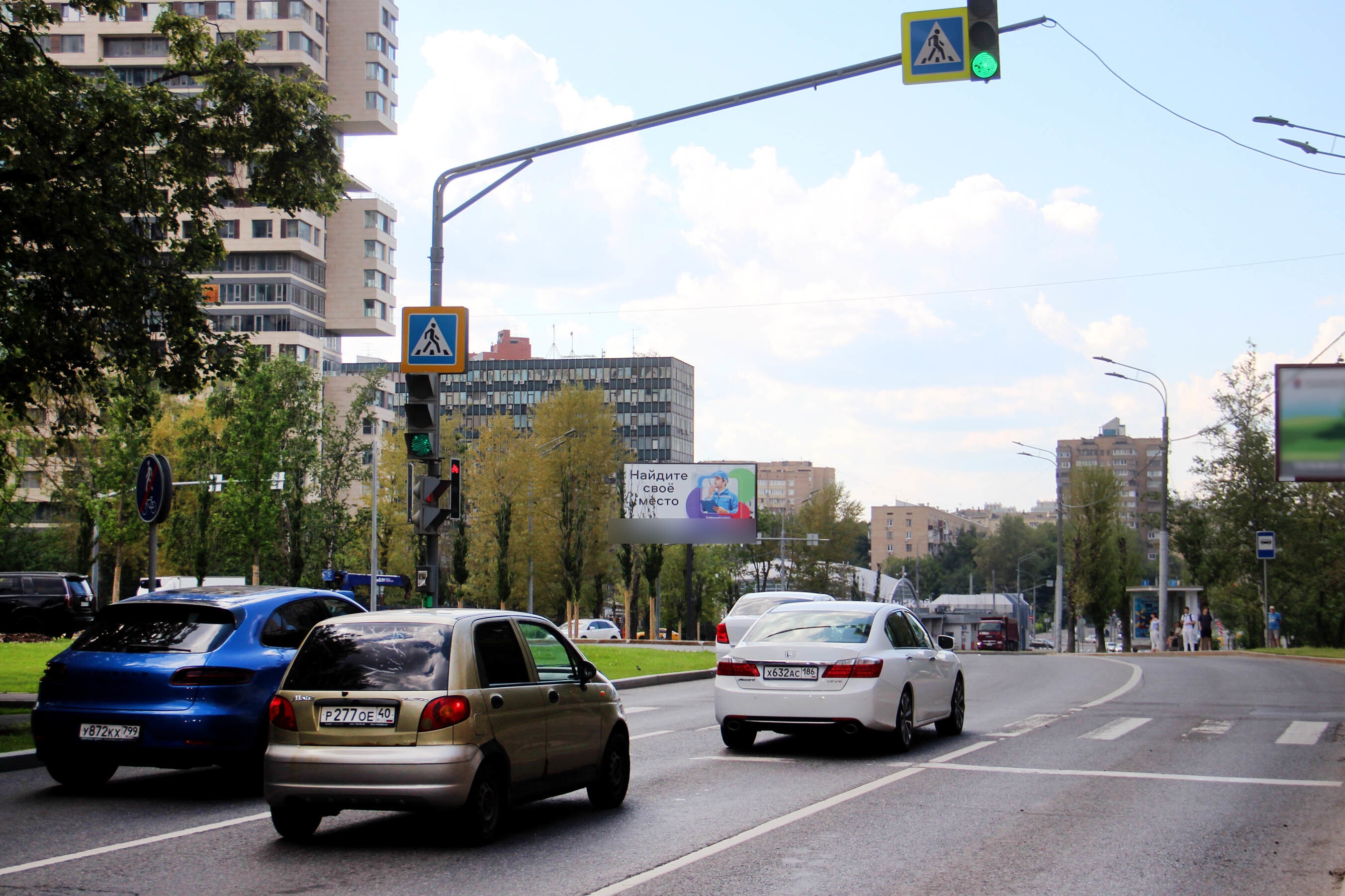 Фотография рекламного носителя, тип: Билборд 3x6, адрес: Нахимовский пр-т., д.69 Х Архитектора Власова ул., Москва, Россия. Сторона А2 №609363