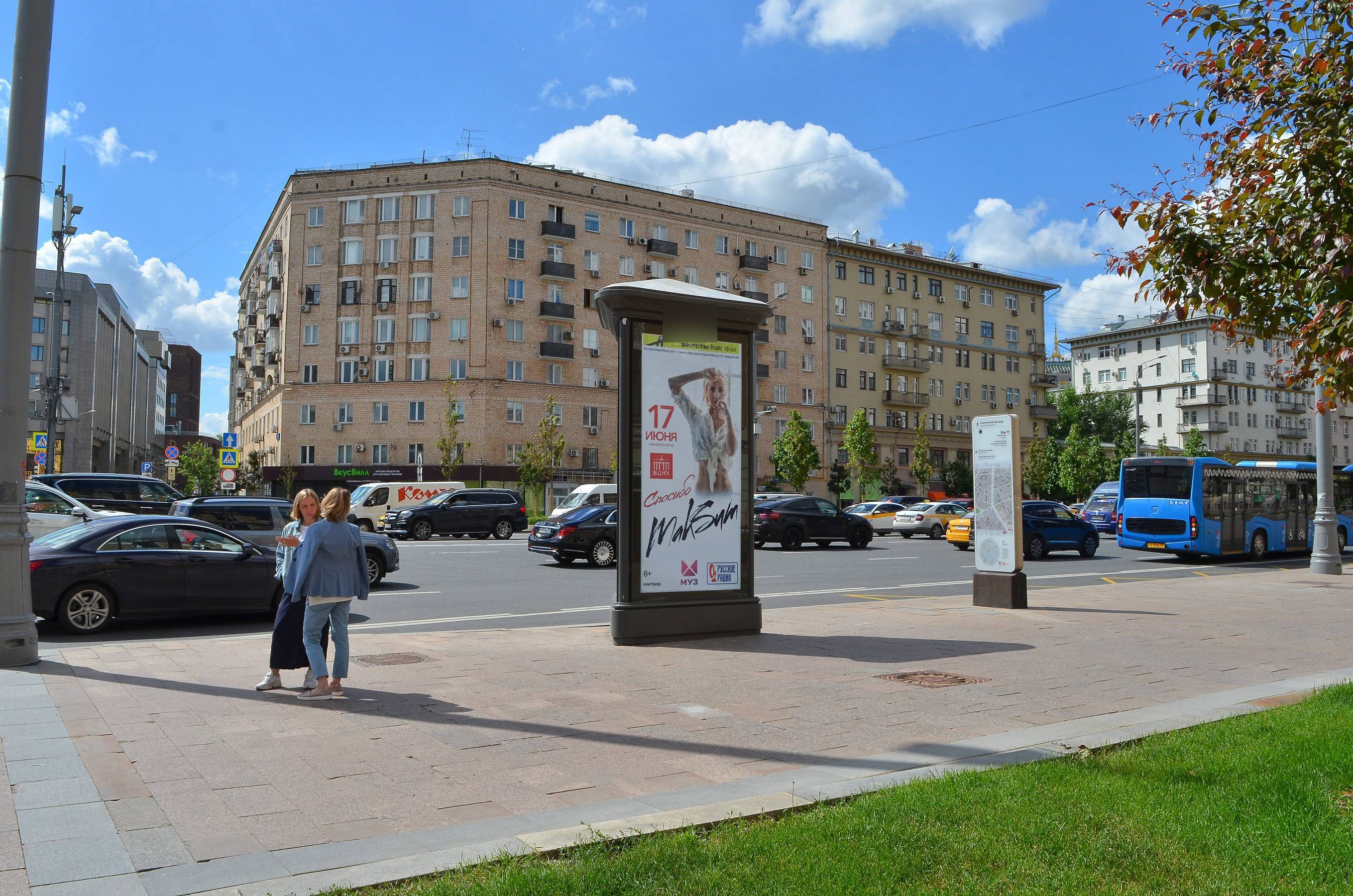Фотография рекламного носителя, тип: Пиллар 3x1.4, адрес: Смоленский б-р., д.2 Х Зубовская ул., Москва, Россия. Сторона С №329999