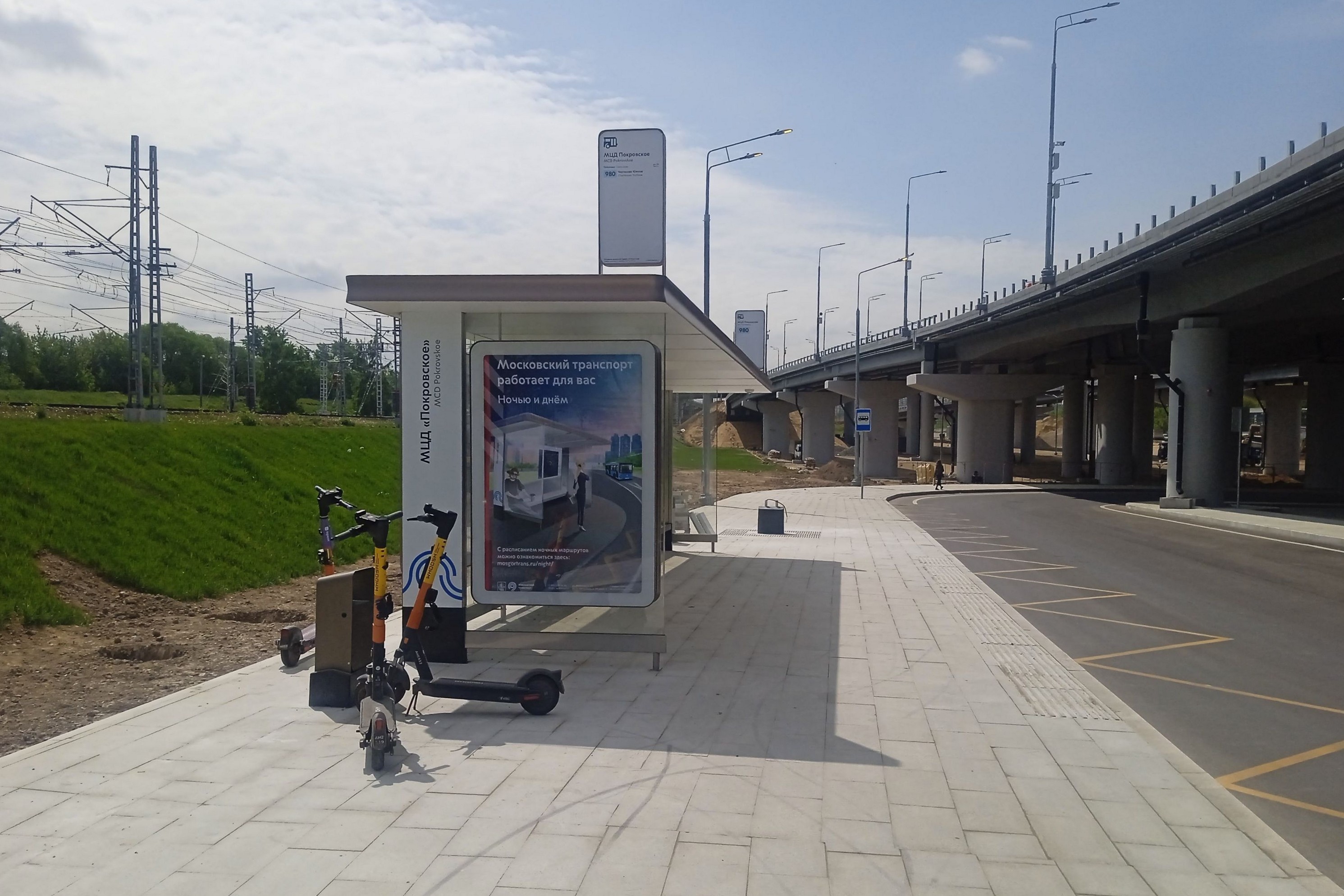 Фотография рекламного носителя, тип: Остановка 1.8x1.2, адрес: Дорожный 3-й пр-зд., ост. "МЦД Покровское", Москва, Россия. Сторона Б №926112