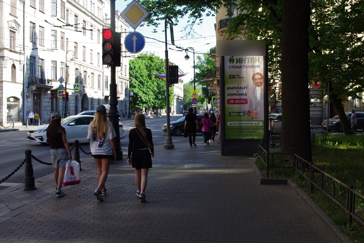 Фотография рекламного носителя, тип: Пиллар 3x1.4, адрес: Каменноостровский пр-т., д.34 Х Большая Пушкарская ул., Санкт-Петербург, Россия. Сторона А №542186