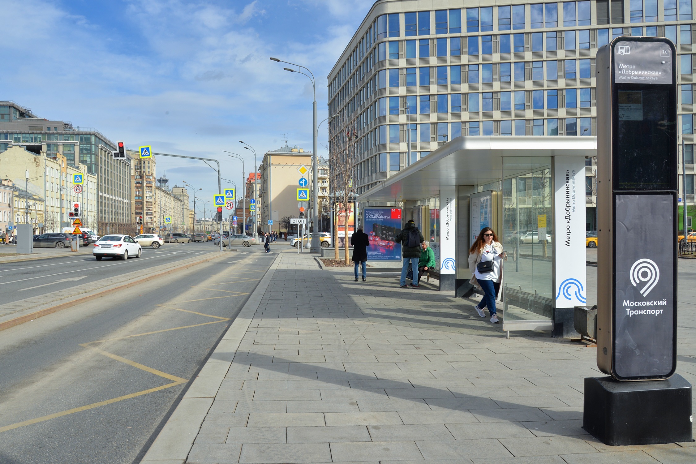 Фотография рекламного носителя, тип: Остановка 1.8x1.2, адрес: Серпуховская пл., ост. метро Добрынинская, Москва, Россия. Сторона А1 №582524
