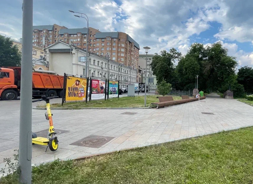 Фотография рекламного носителя, тип: Афиша 1.75x1.8, адрес: Садовая-Самотечная ул., поз.1, стенд 2, Москва, Россия. Сторона B №1382288