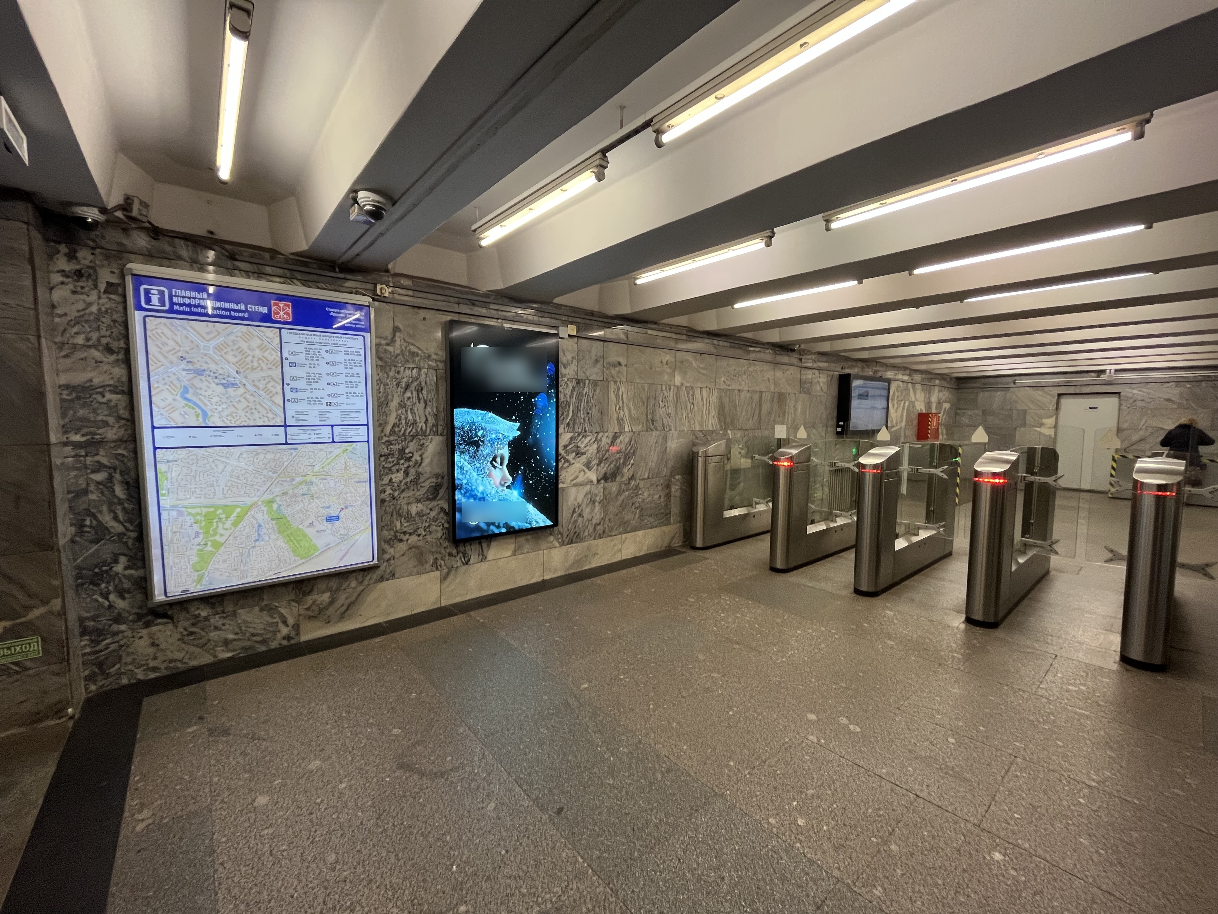 Фотография рекламного носителя, тип: Видеоэкран, адрес: Станция метро «Проспект Ветеранов», линия Кировско-Выборгская, Санкт-Петербург, Россия. Сторона/вариант А №1605823