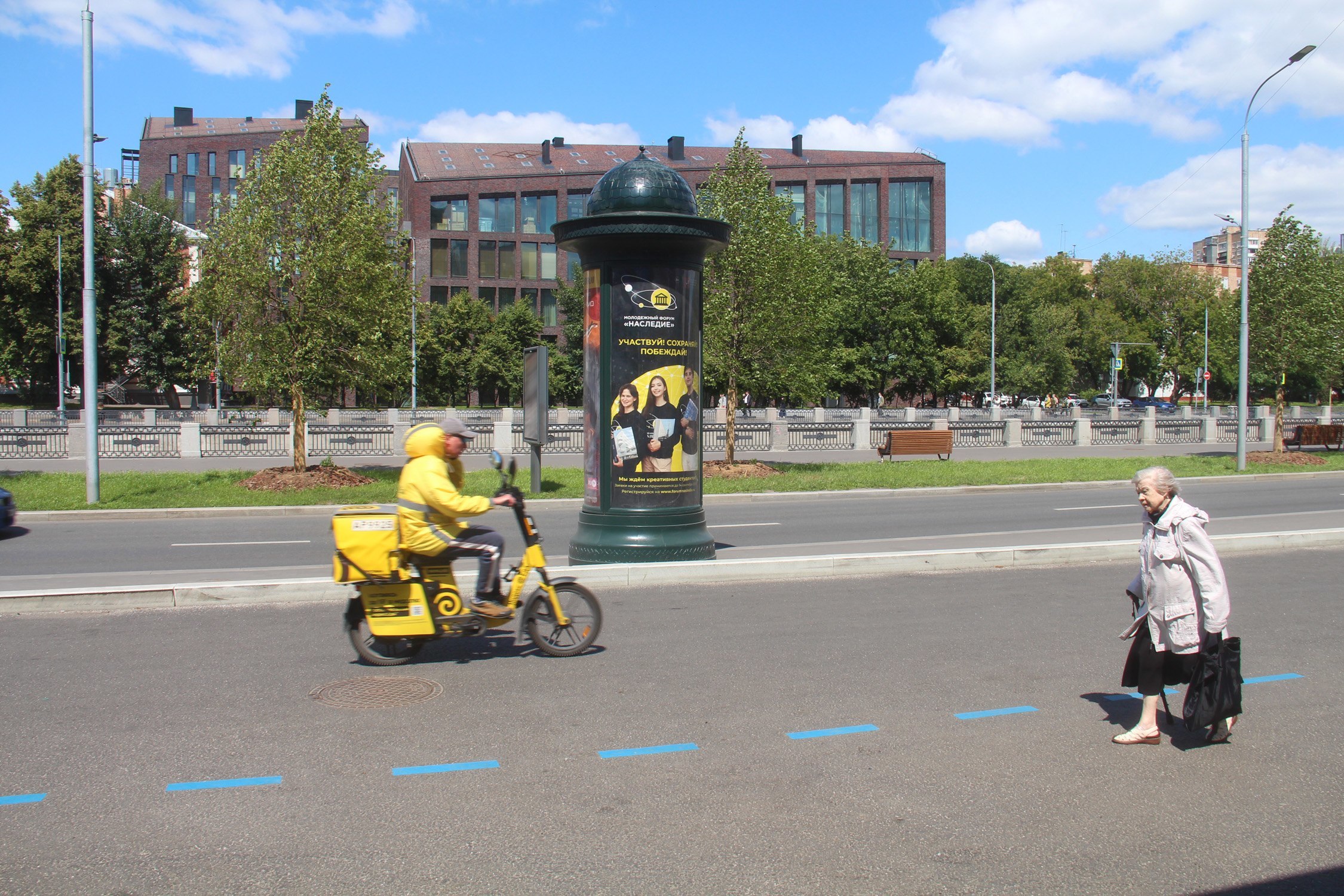 Фотография рекламного носителя, тип: Пиллар 3x1.4, адрес: Берниковская наб., ост. Берников пер., 2, Москва, Россия. Сторона С №999609
