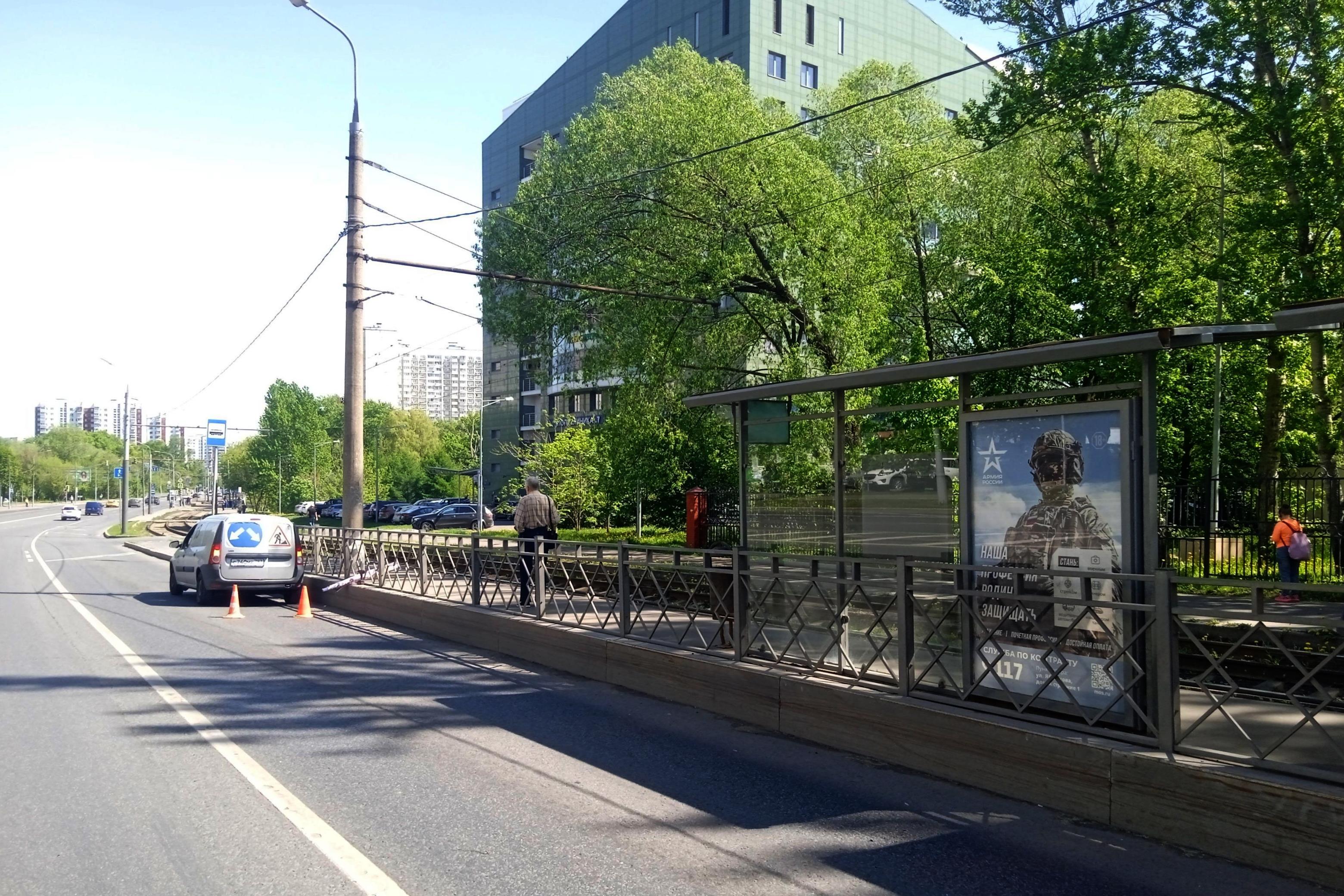 Фотография рекламного носителя, тип: Остановка 1.8x1.2, адрес: Дежнева пр-зд., д.3, напротив, поз.1, Москва, Россия. Сторона Б №809071