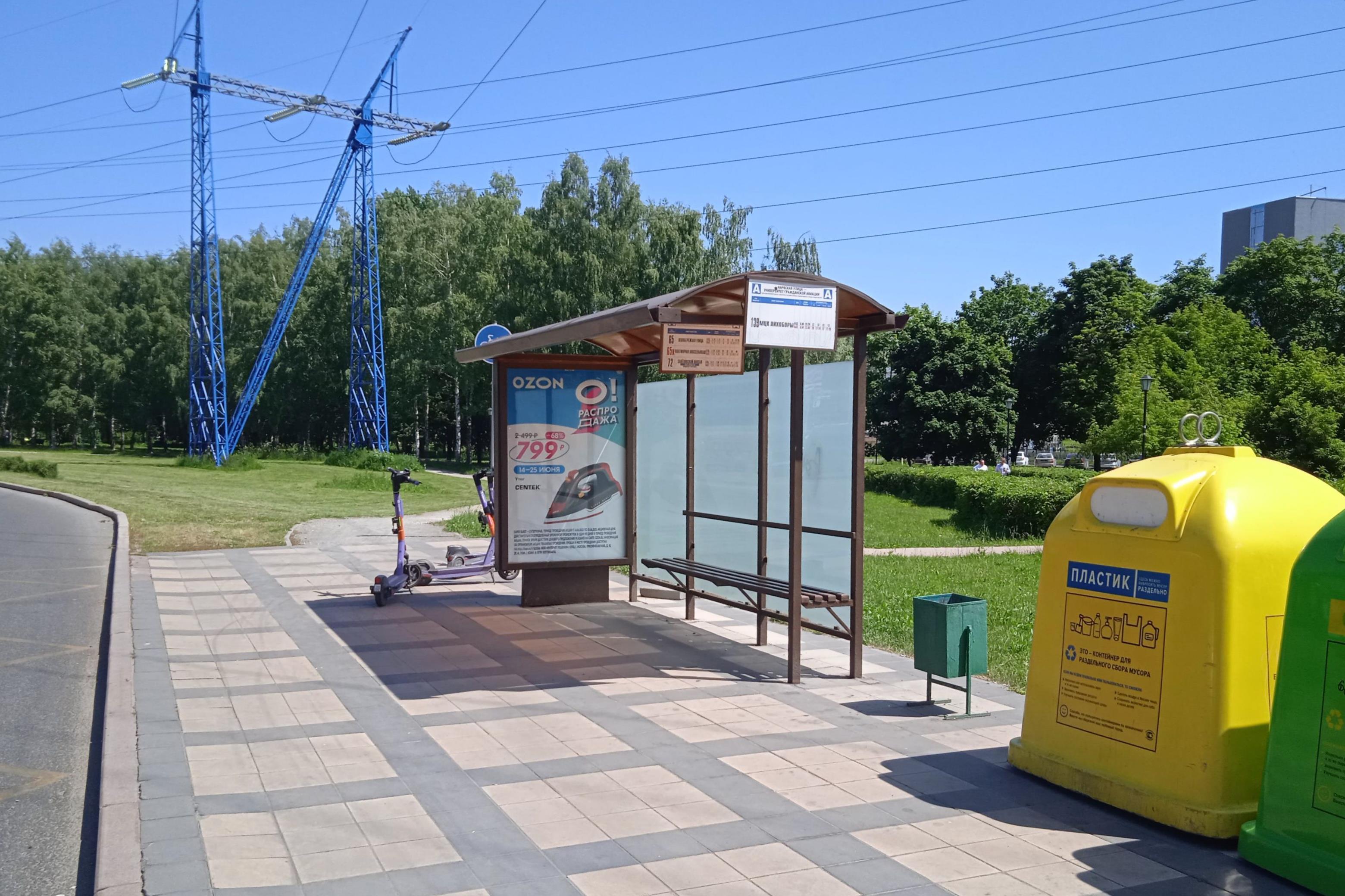 Фотография рекламного носителя, тип: Остановка 1.8x1.2, адрес: Кронштадский б-р. Х Нарвская ул., ост. Нарвская улица - университет гражданской авиации, Москва, Россия. Сторона А №997518