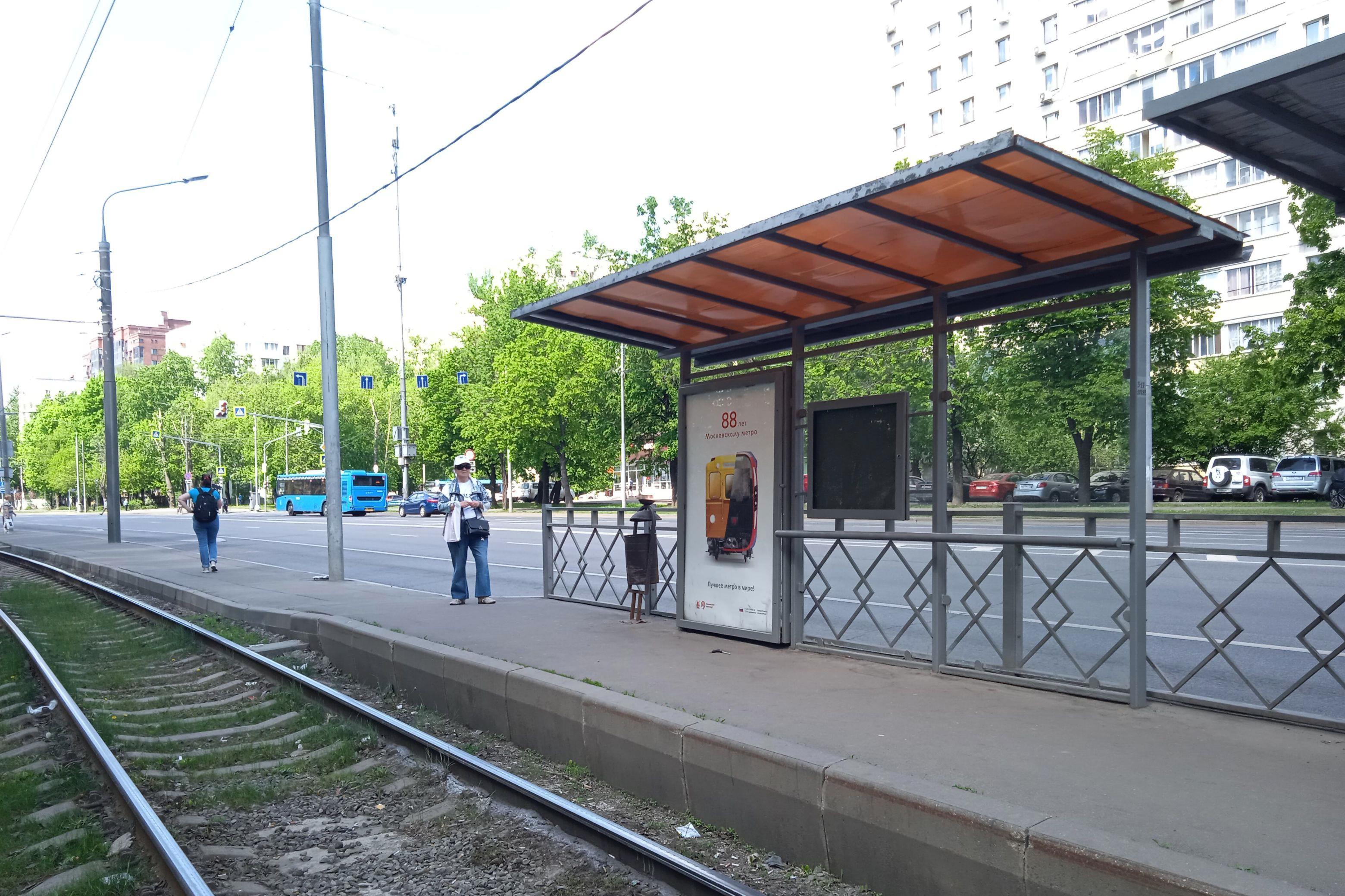 Фотография рекламного носителя, тип: Остановка 1.8x1.2, адрес: Дежнева пр-зд., д.3, напротив, поз.2, Москва, Россия. Сторона А №809072