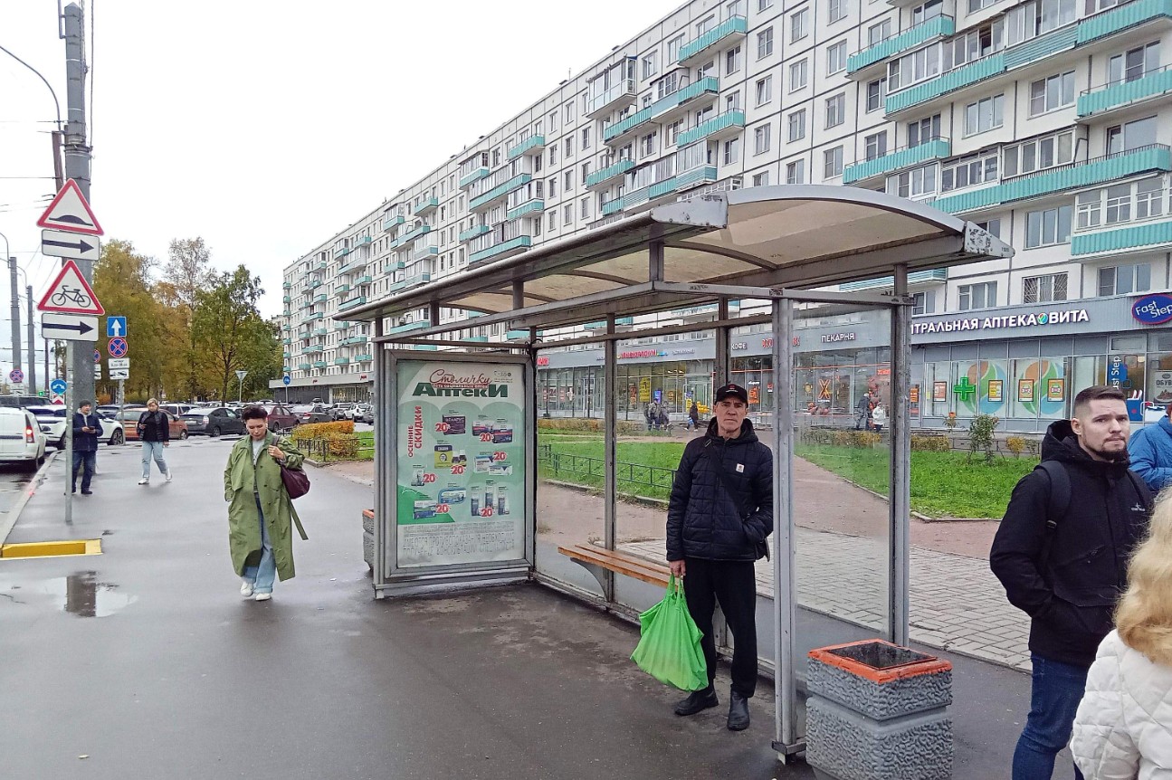 Фотография рекламного носителя, тип: Остановка 1.8x1.2, адрес: Большевиков пр-т., д.21, Санкт-Петербург, Россия. Сторона А №130616