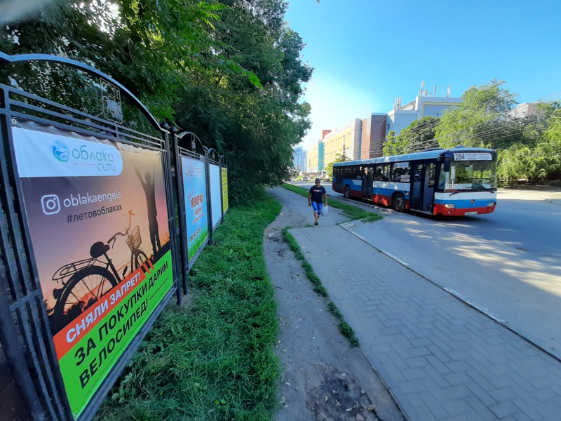 Фотография рекламного носителя, тип: Нестандартный ситиформат, адрес: Тельмана ул., д.139, ост. 1я школа, Энгельс, Саратовская область, Россия. Сторона A4 №1361352