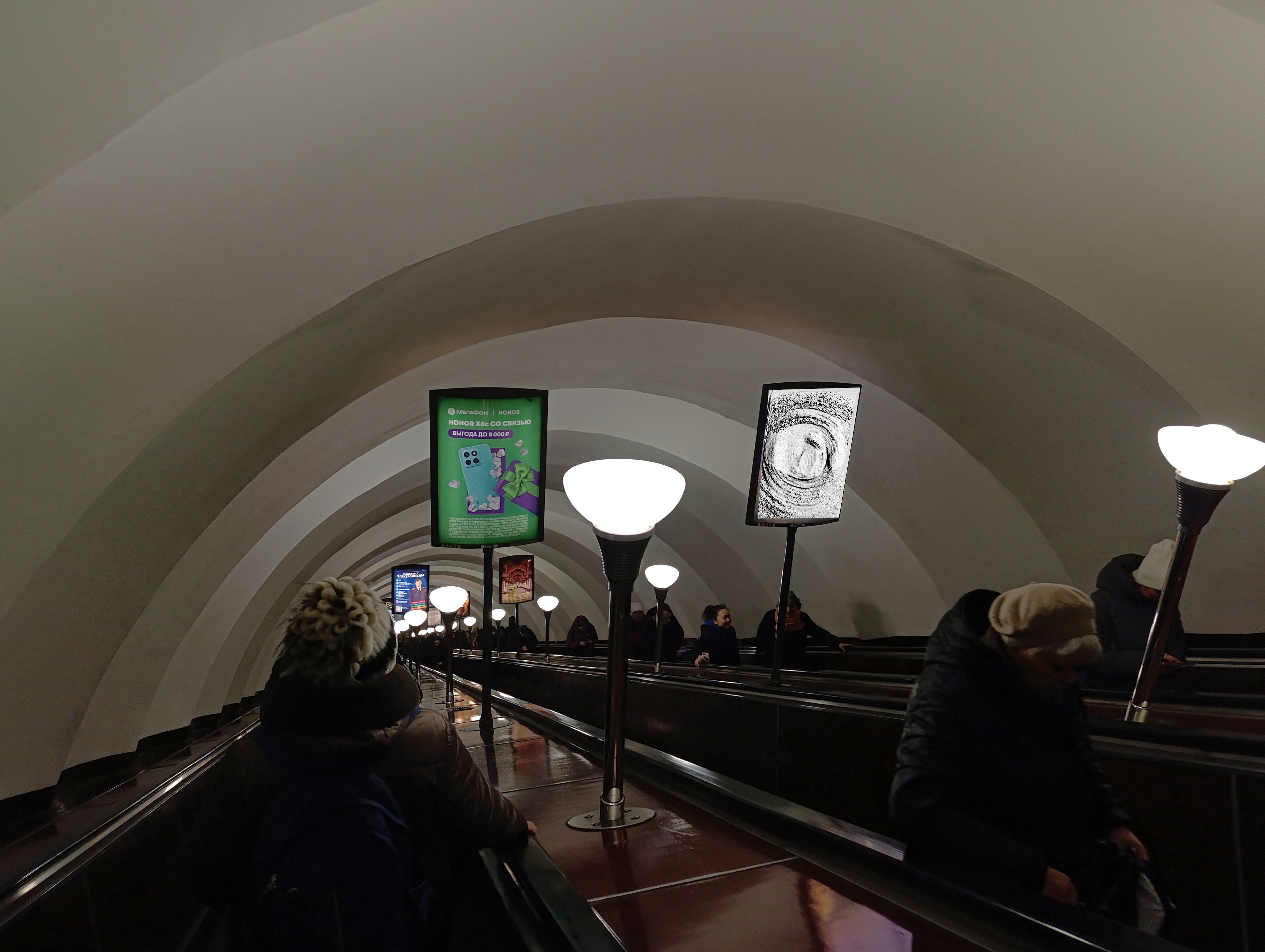 Фотография рекламного носителя, тип: Лайтбокс, адрес: Станция метро «Черная речка», линия Московско-Петроградская, Санкт-Петербург, Россия. Сторона/вариант Б №1606047
