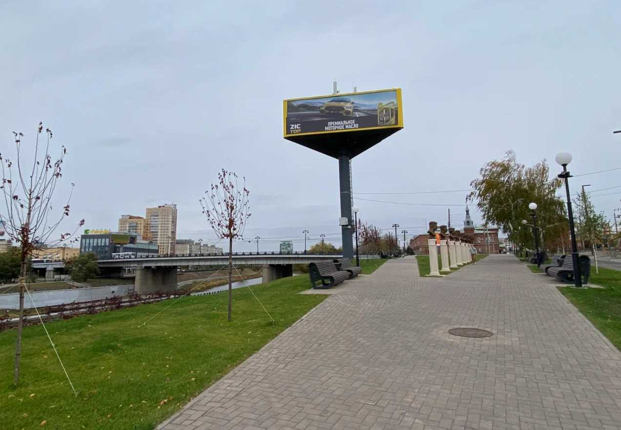 Фотография рекламного носителя, тип: Суперсайт 4x12, адрес: Думская ул, напротив Омского городского Совета, Омск, Омская область, Россия. Сторона А1 №606284