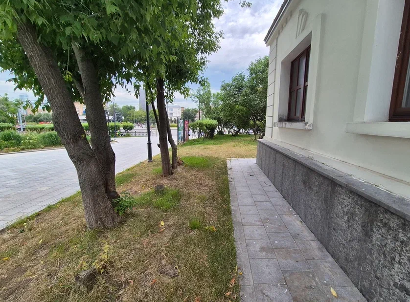 Фотография рекламного носителя, тип: Афиша 1.75x1.8, адрес: Красная Пресня ул., д.31, поз.3, стенд 2, Москва, Россия. Сторона B №1381499