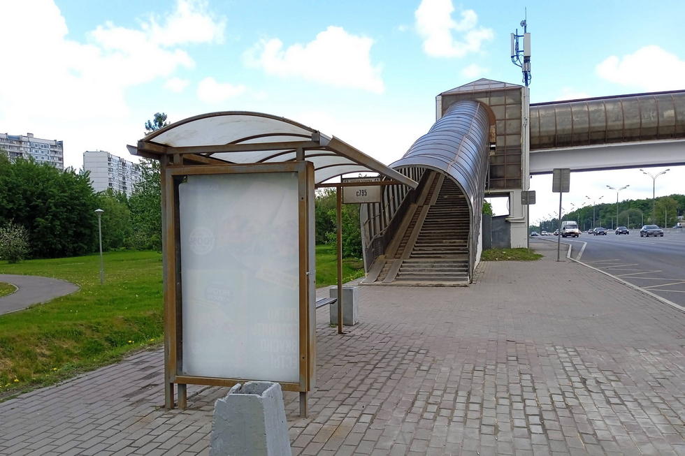 Фотография рекламного носителя, тип: Остановка 1.8x1.2, адрес: МКАД, 23 000м, Москва, Россия. Сторона B №219383