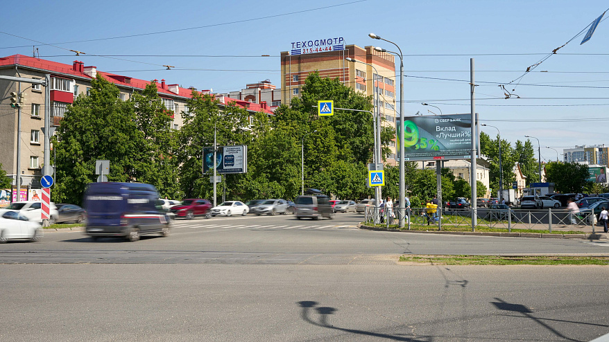 Фотография рекламного носителя, тип: Билборд 3x6, адрес: Аделя Кутуя ул., д.42а Х Гвардейская ул., Казань, Республика Татарстан, Россия. Сторона А1-А10 №761423