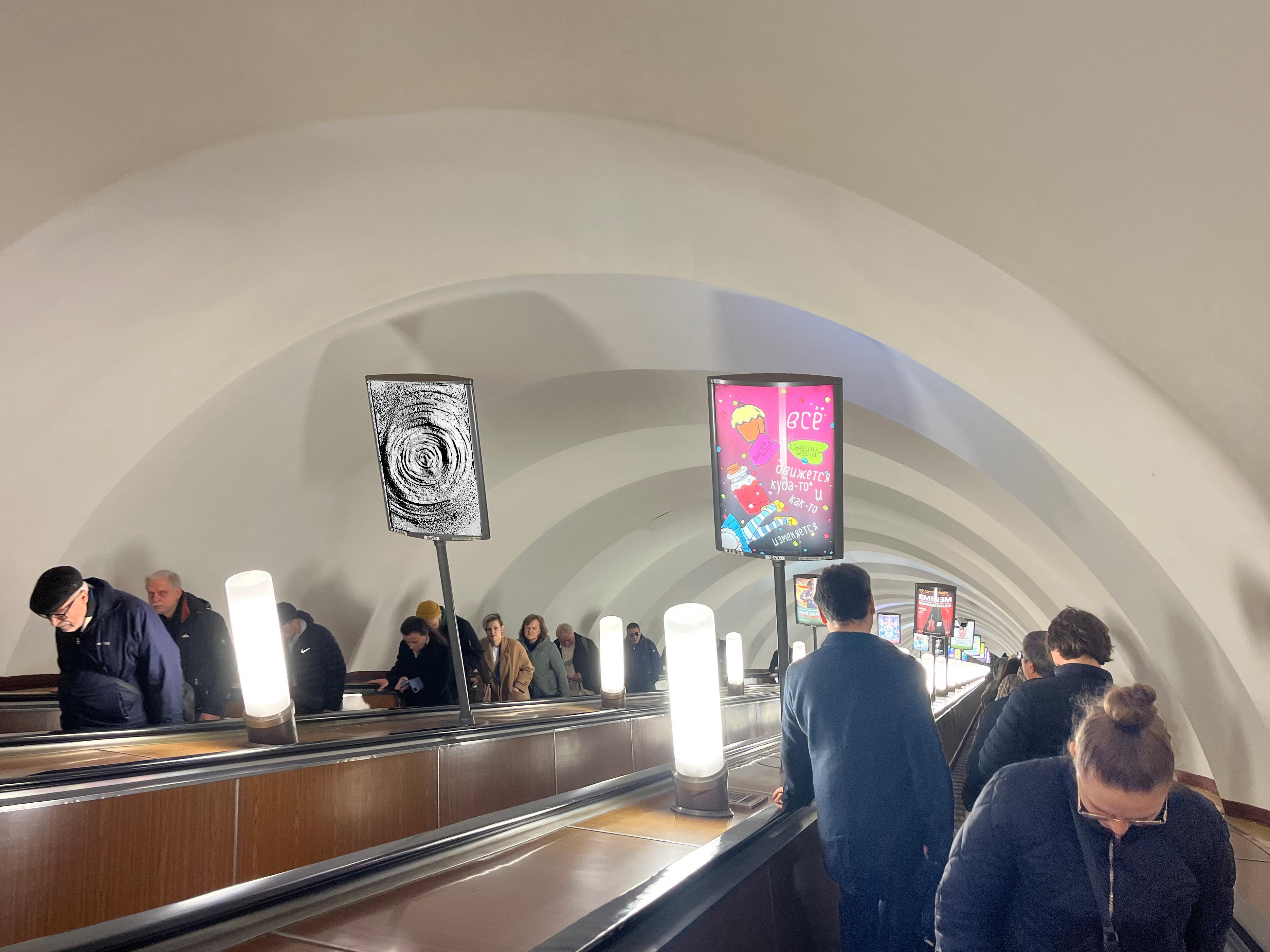 Фотография рекламного носителя, тип: Лайтбокс, адрес: Станция метро «Приморская», линия Невско-Василеостровская, Санкт-Петербург, Россия. Сторона/вариант Б №1060708
