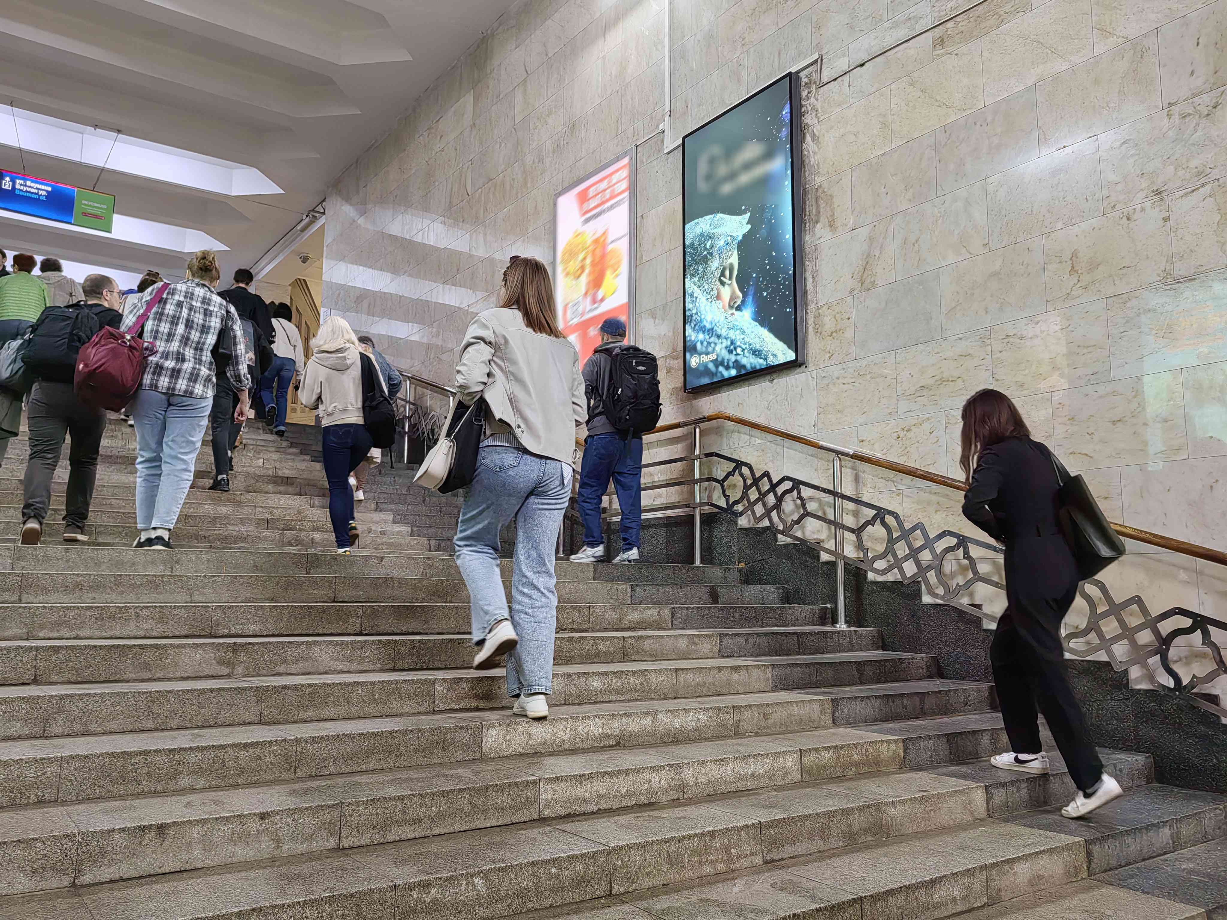 Фотография рекламного носителя, тип: Видеоэкран, адрес: Станция метро «Площадь Тукая», Казань, Республика Татарстан, Россия. Сторона/вариант №1371527