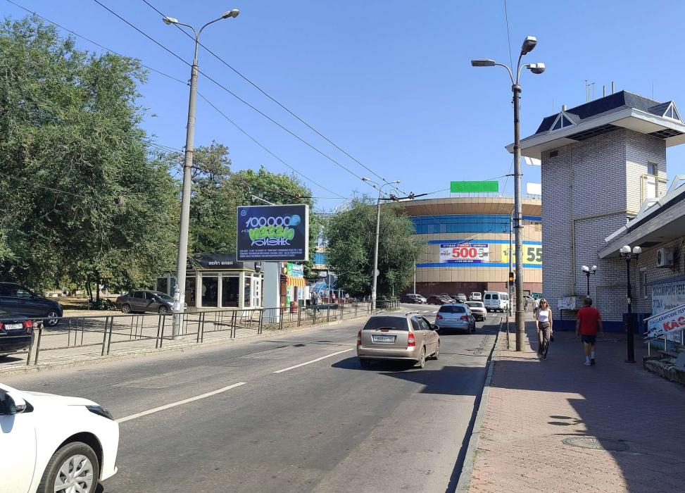 Фотография рекламного носителя, тип: Ситиборд 2.7x3.7, адрес: Коммунаров пл., д.1А, Донецк, Донецкая область, Россия. Сторона B1-B10 №1404047