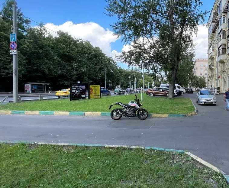 Фотография рекламного носителя, тип: Афиша 1.75x1.8, адрес: Большая Филевская ул., д.21, стенд 2, Москва, Россия. Сторона B №886573