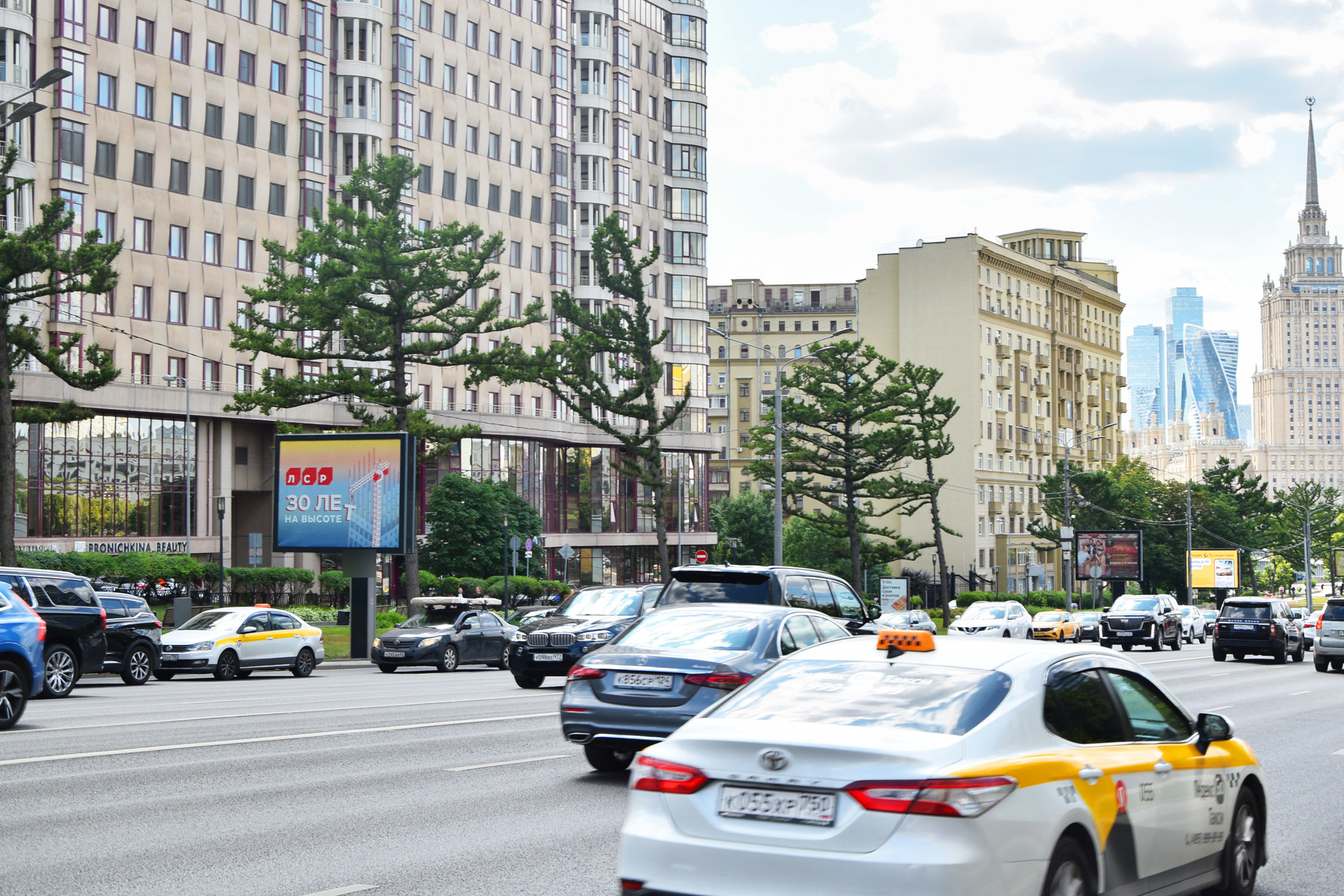 Фотография рекламного носителя, тип: Ситиборд 2.7x3.7, адрес: Арбат Н. ул., д.27, Москва, Россия. Сторона Б1-Б5 №577654