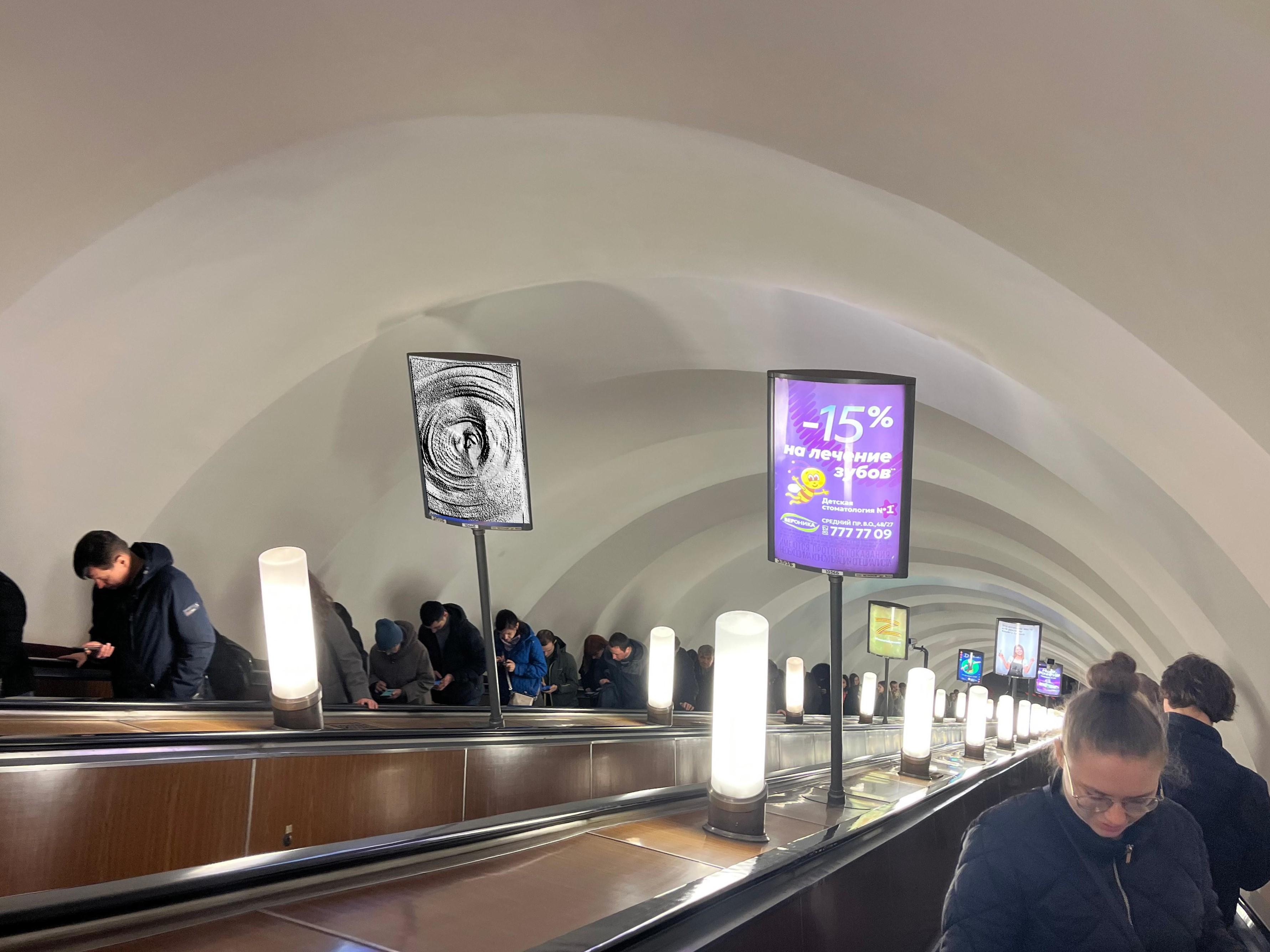 Фотография рекламного носителя, тип: Лайтбокс, адрес: Станция метро «Приморская», линия Невско-Василеостровская, Санкт-Петербург, Россия. Сторона/вариант Б №1606235