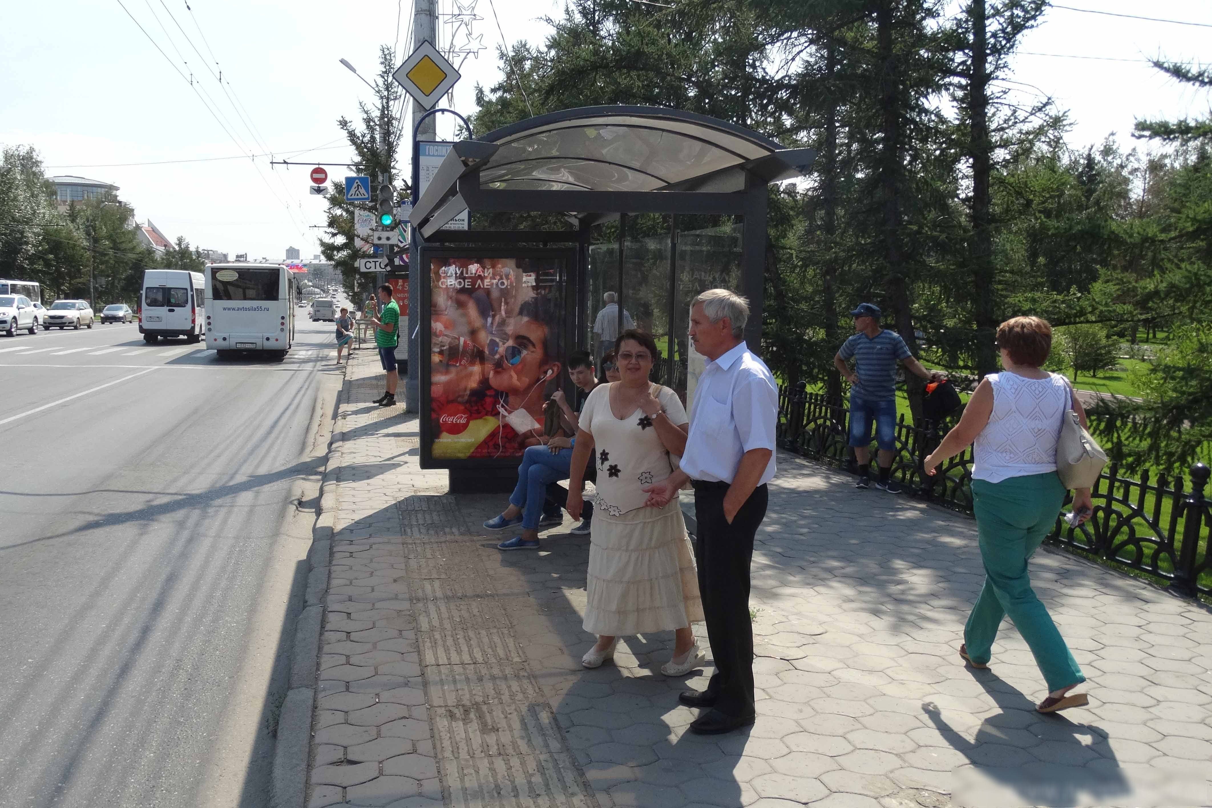 Фотография рекламного носителя, тип: Остановка 1.8x1.2, адрес: Гагарина ул., Омск, Омская область, Россия. Сторона А №142813