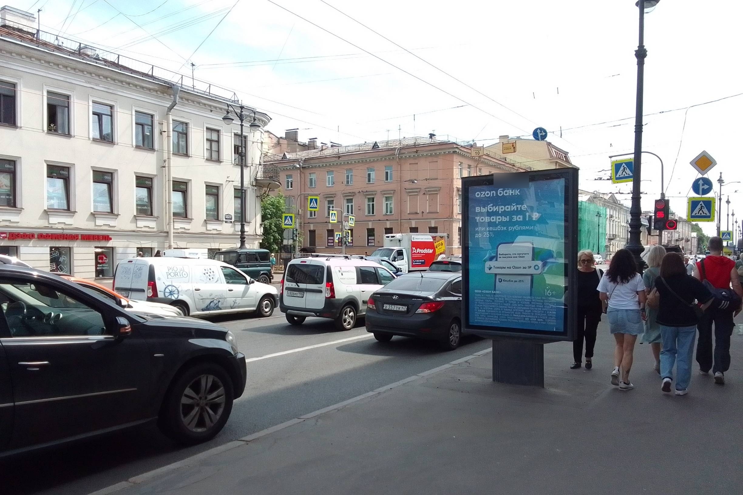 Фотография рекламного носителя, тип: Ситиформат 1.8x1.2, адрес: 1-я линия В.О. ул., д.46 Х Средний В.О. пр-т., Санкт-Петербург, Россия. Сторона А №137901