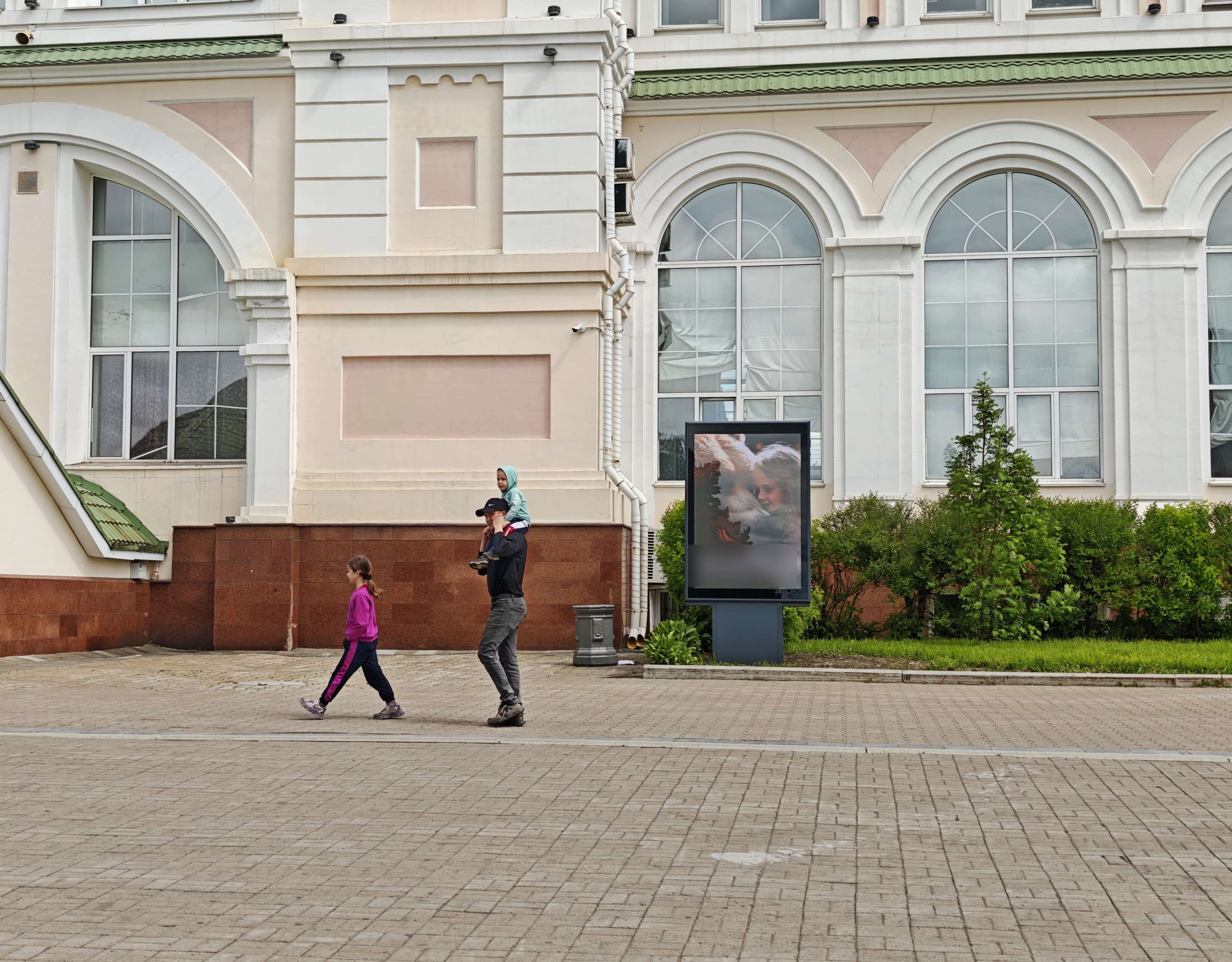 Фотография рекламного носителя, тип: Ситиформат 1.8x1.2, адрес: Привокзальная пл., поз.3, Хабаровск, Хабаровский край, Россия. Сторона А1-А10 №1326336