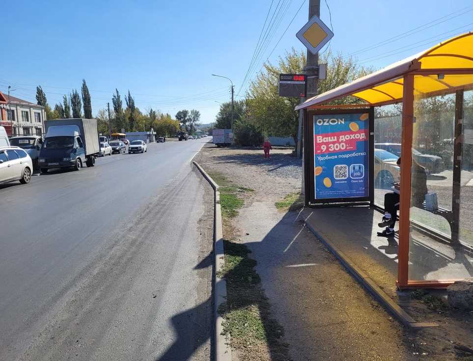 Фотография рекламного носителя, тип: Остановка 1.8x1.2, адрес: Харьковская ул., д.47, Новочеркасск, Ростовская область, Россия. Сторона A №1371334