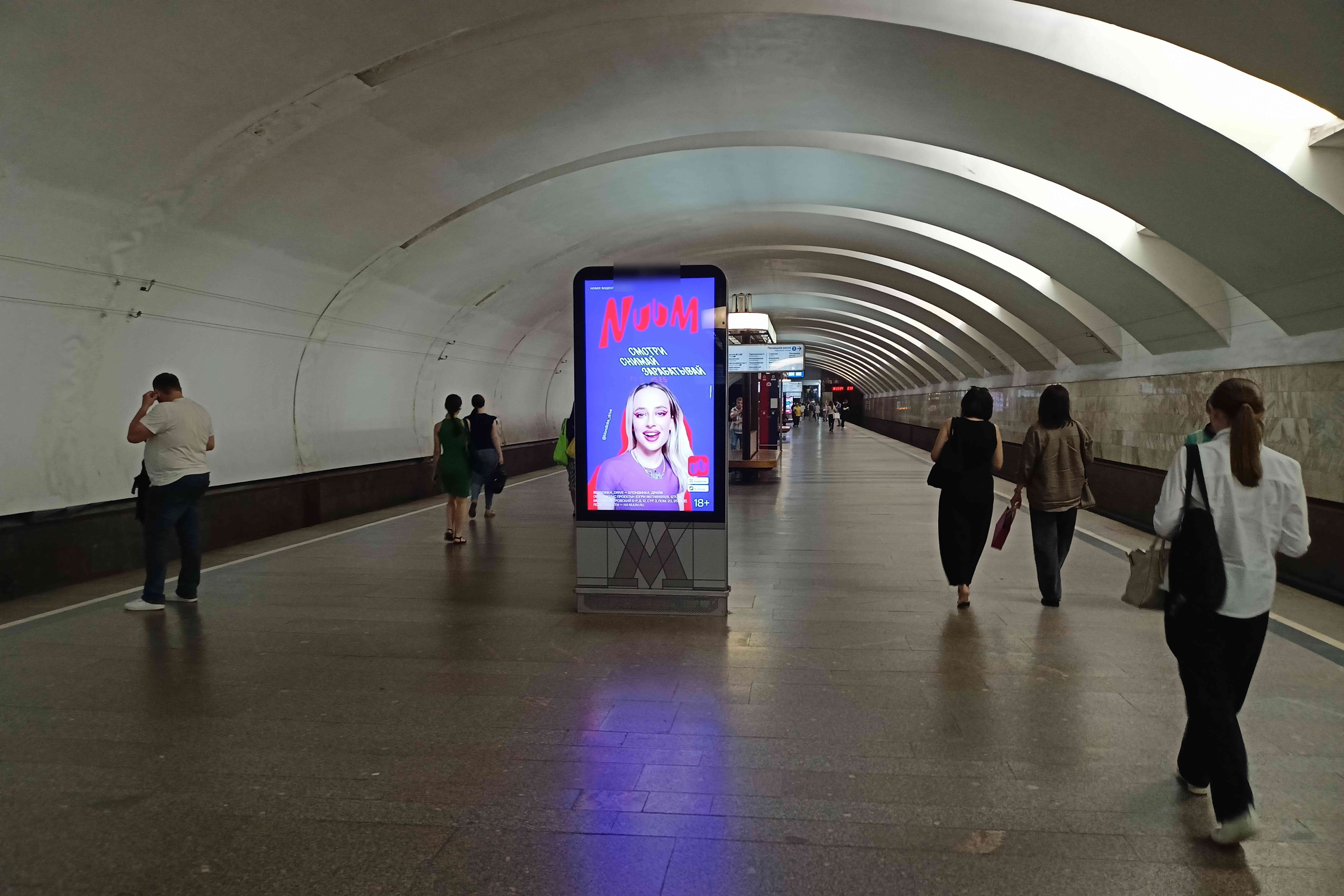 Фотография рекламного носителя, тип: Видеоэкран, адрес: Станция метро «Крылатское», линия Арбатско-Покровская, Москва, Россия. Сторона/вариант А1 №1423036