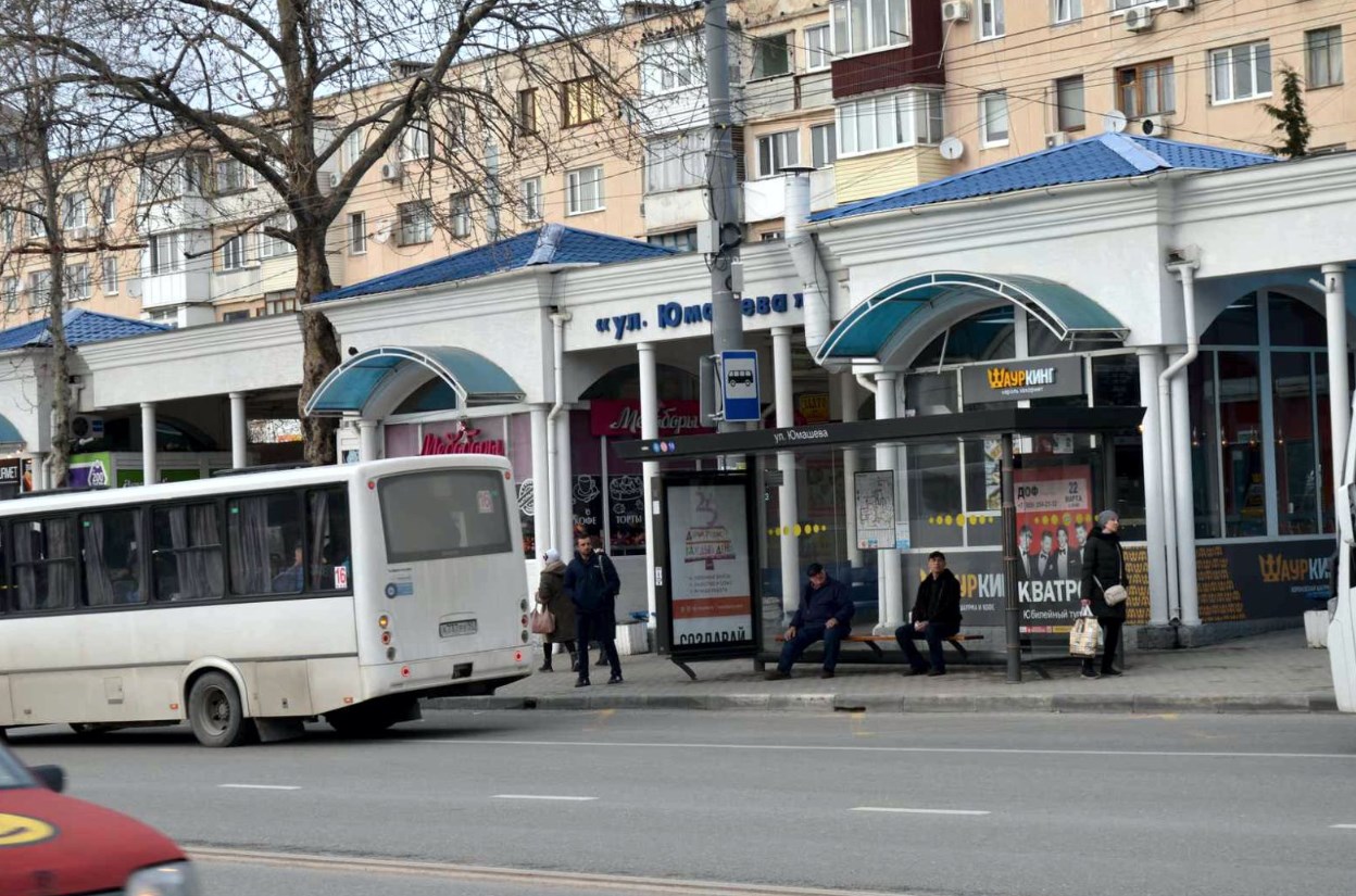 Фотография рекламного носителя, тип: Остановка 1.8x1.2, адрес: Октябрьской революции пр-т., ост. Юмашева ул., поз.1, Севастополь, Россия. Сторона A6-А10 №721506